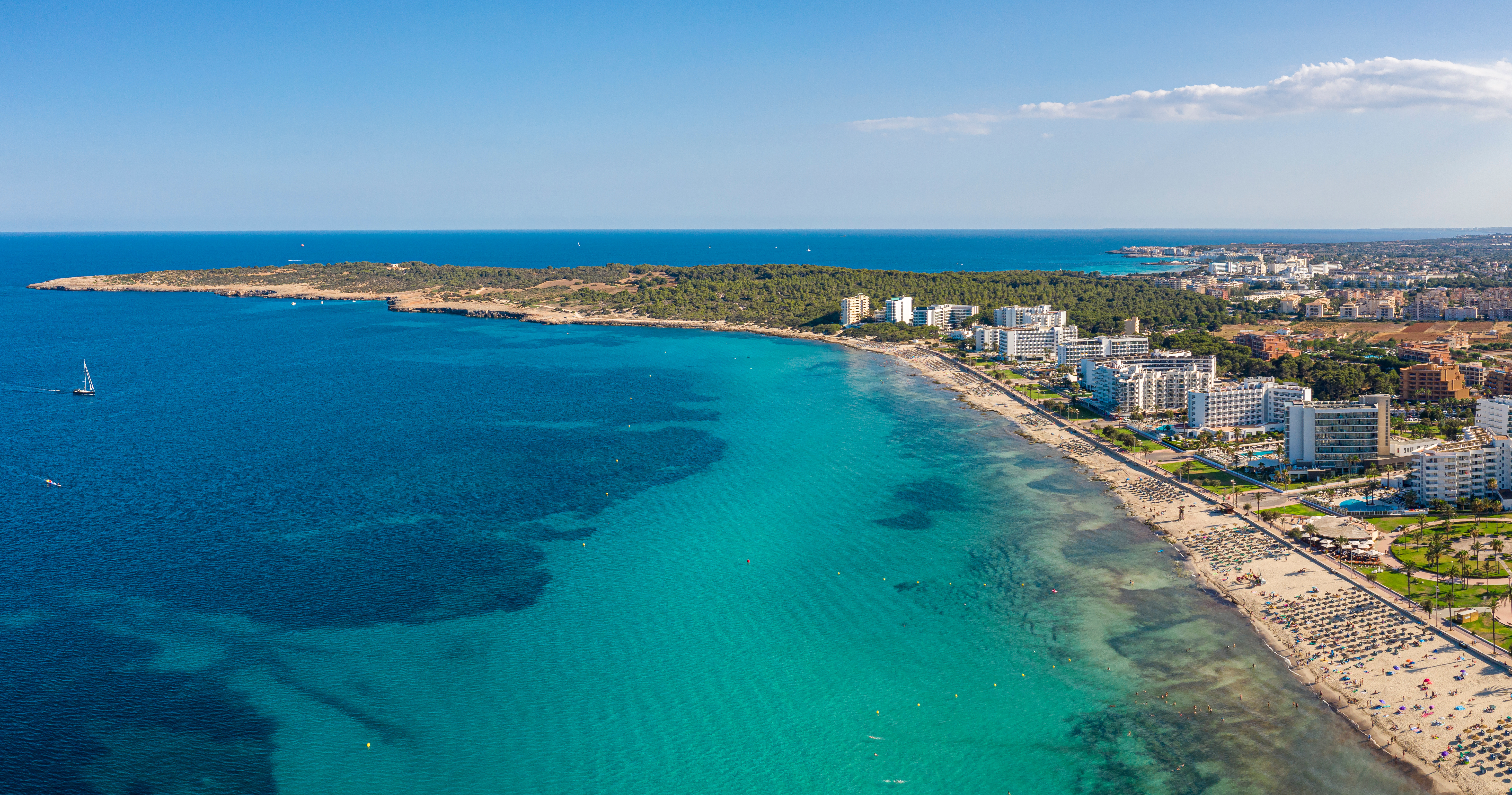 Drone filmado sobre hotéis na praia de Cala Millor