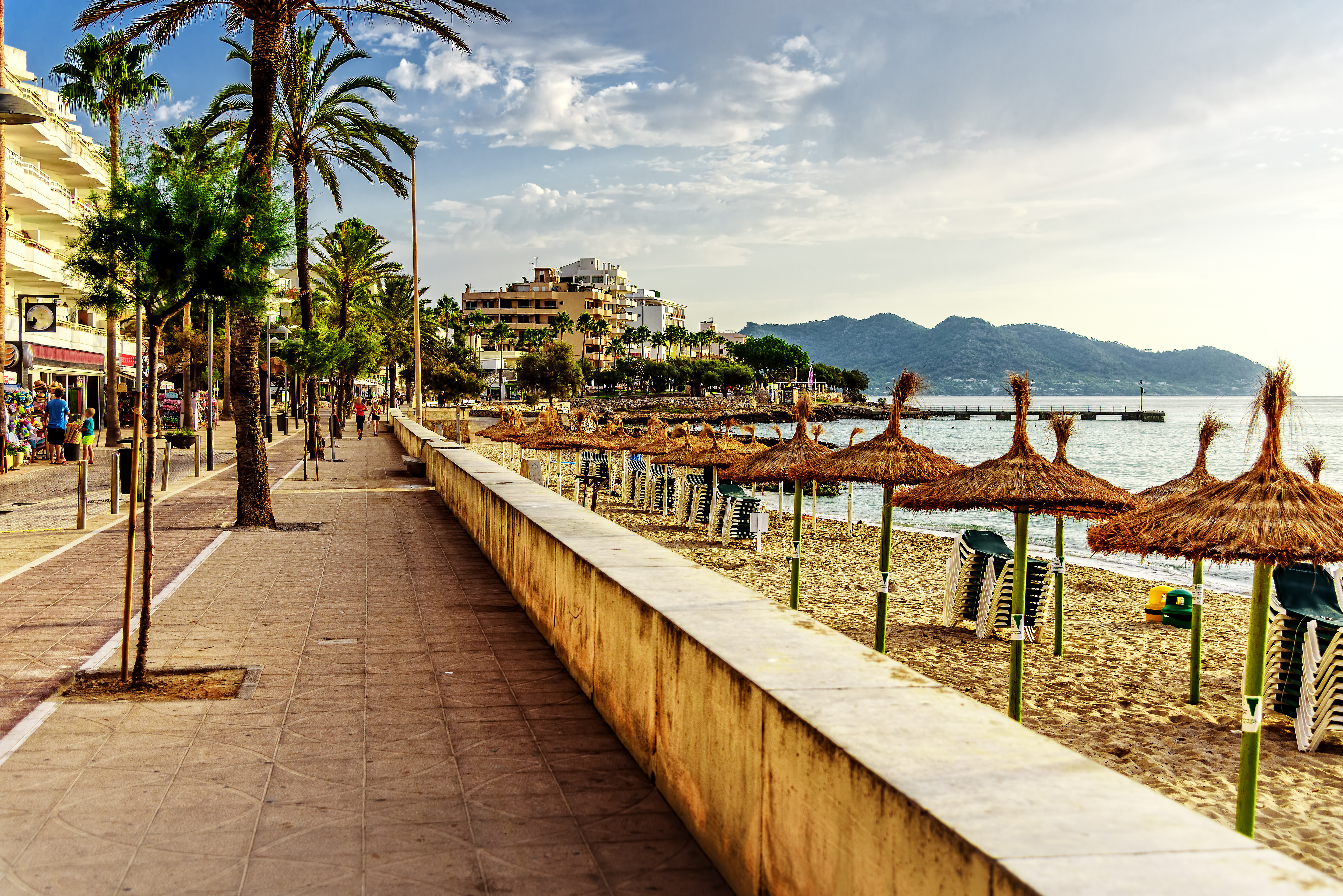 Passeggiata di Cala Millor con hotel e ombrelloni