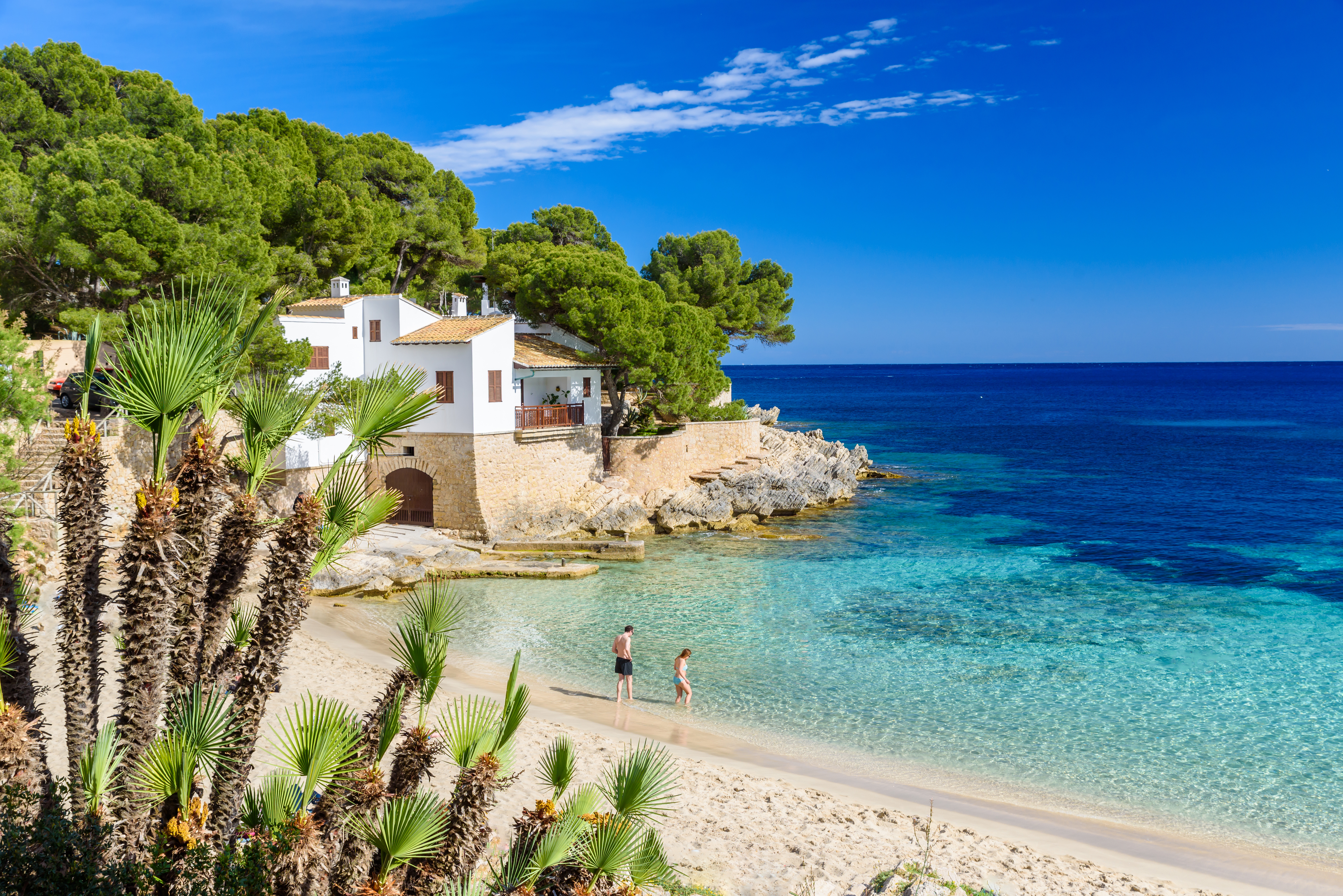 Turkusowe morze przy opuszczonej wymarzonej plaży w Cala Ratjada