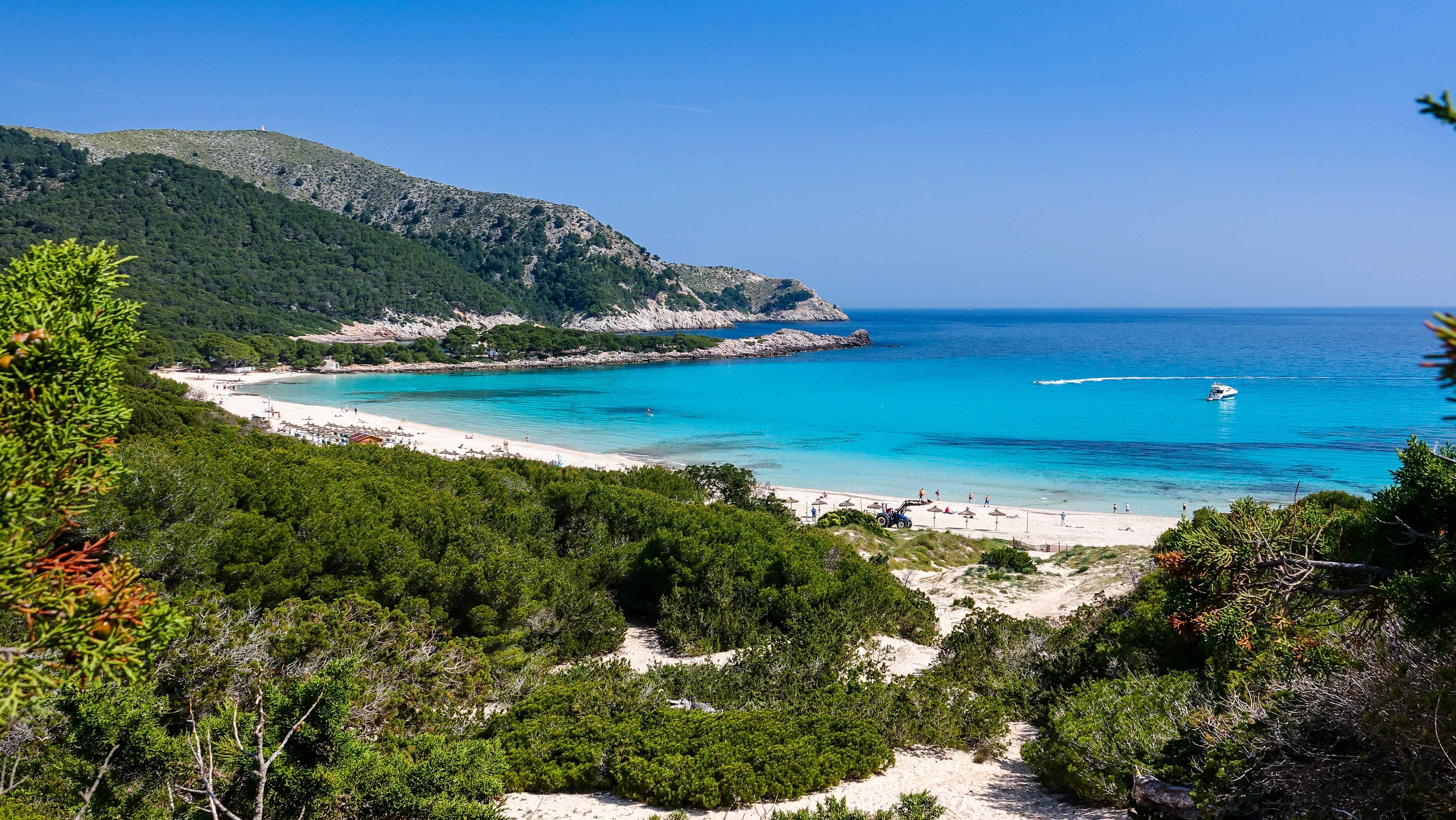 Verlaten baai met prachtige turkooizen zee in Cala Ratjada