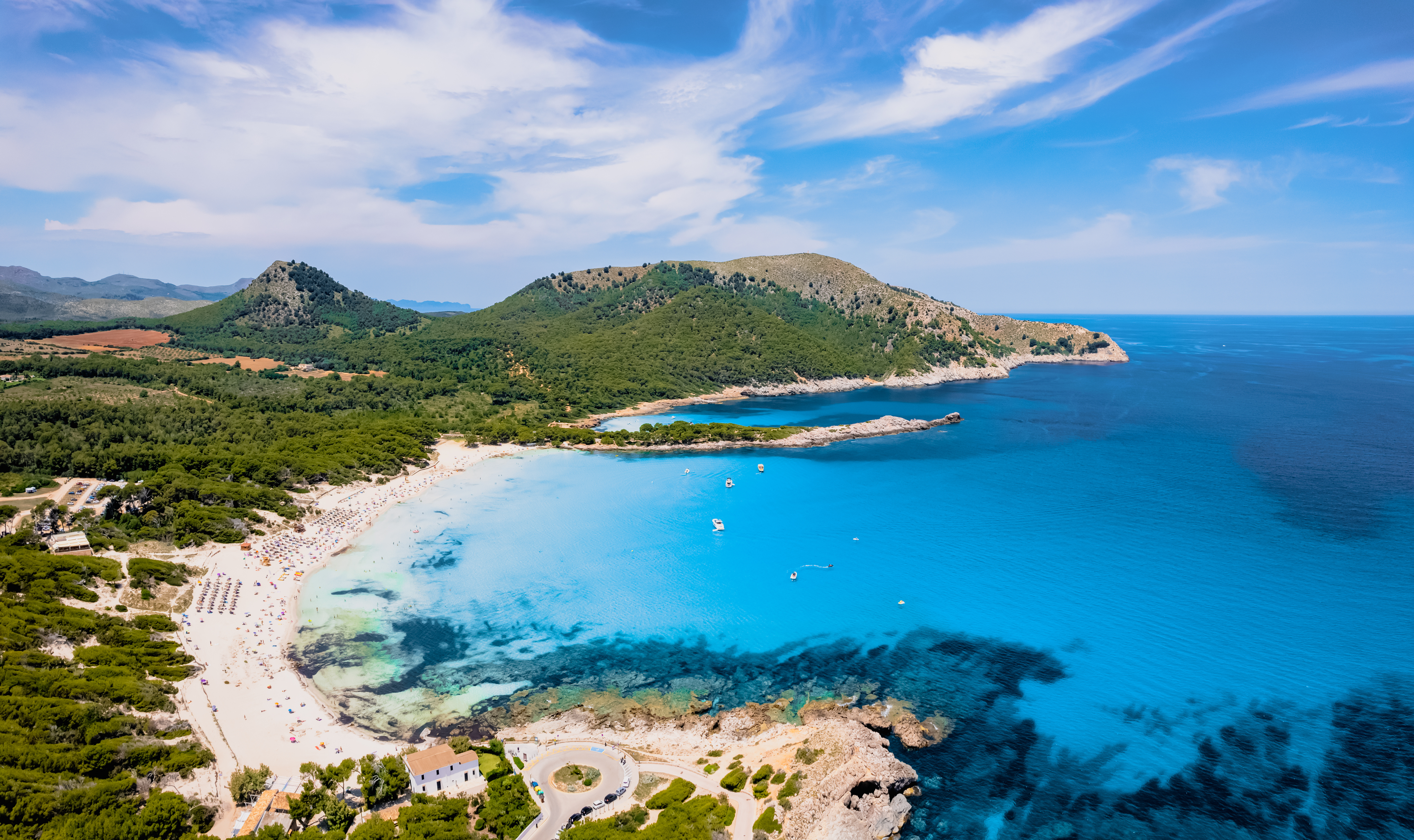 Cala Ratjada'daki koyun havadan görünümü, denizde küçük tekneler