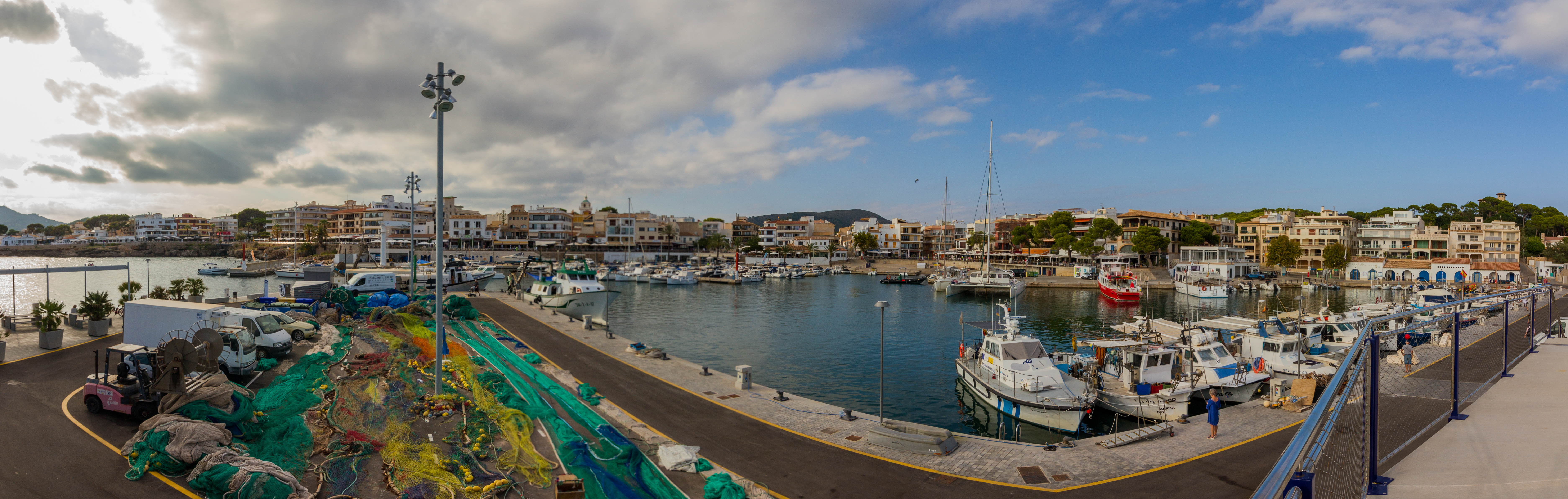 Hafif bulutlu gökyüzü altında Port de Cala Rajada