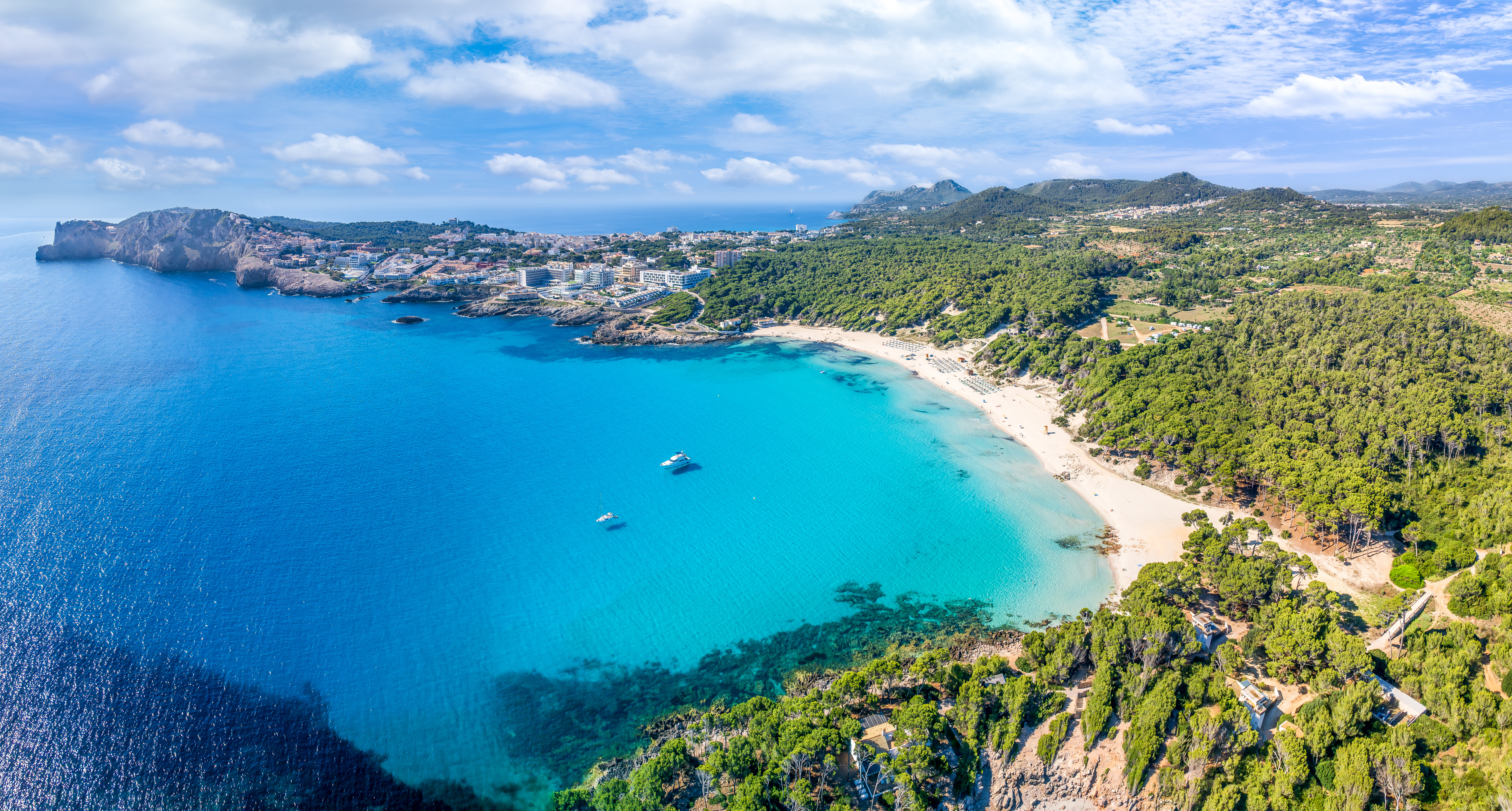 Cala Ratjada - Masmavi turkuaz su içinde iki yalnız küçük tekne