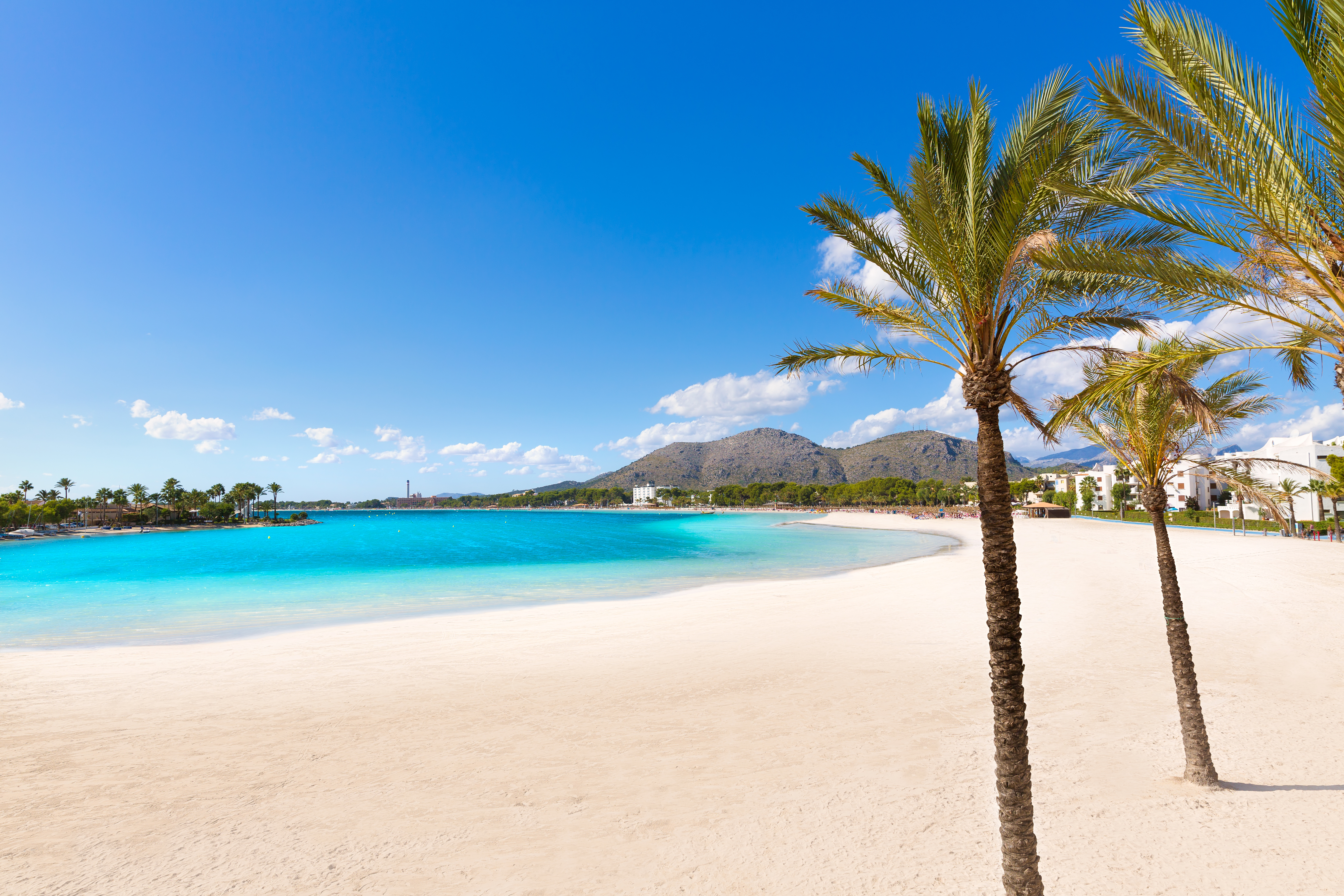 Alcúdia, strand. Net voor de haven met uitzicht op Playa de Muro