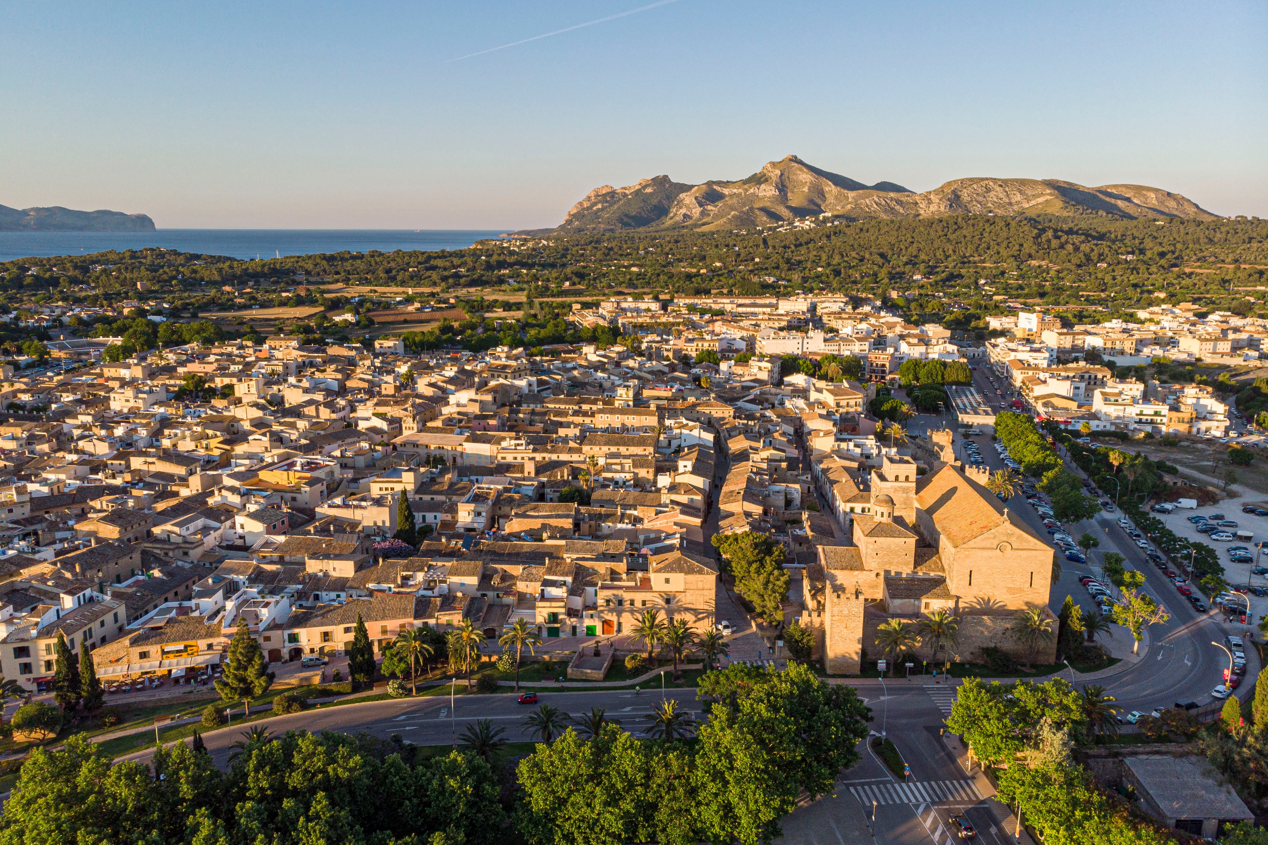 Pohled na město Alcúdia při západu slunce