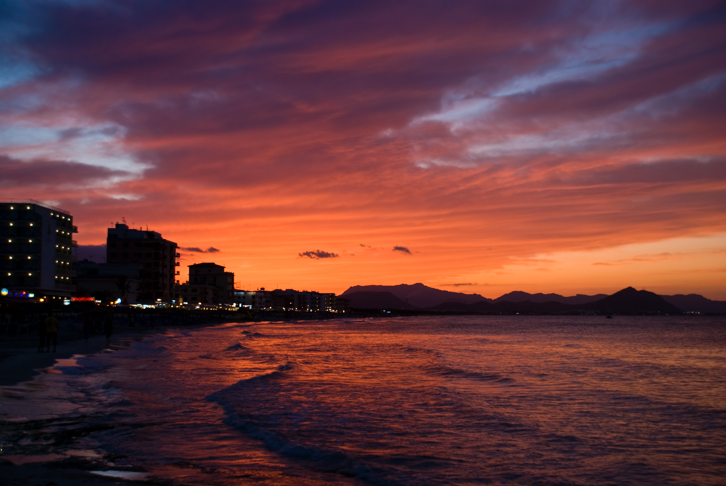 Can Picafort: céu vermelho-sangue acima do horizonte, logo após o pôr do sol