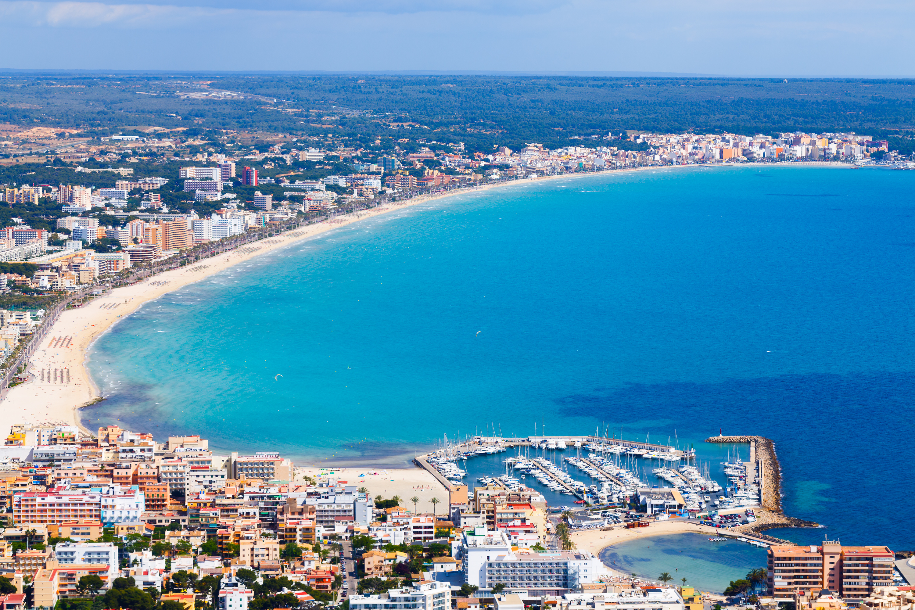 Costa e praia de Can Picafort a partir de uma vista aérea