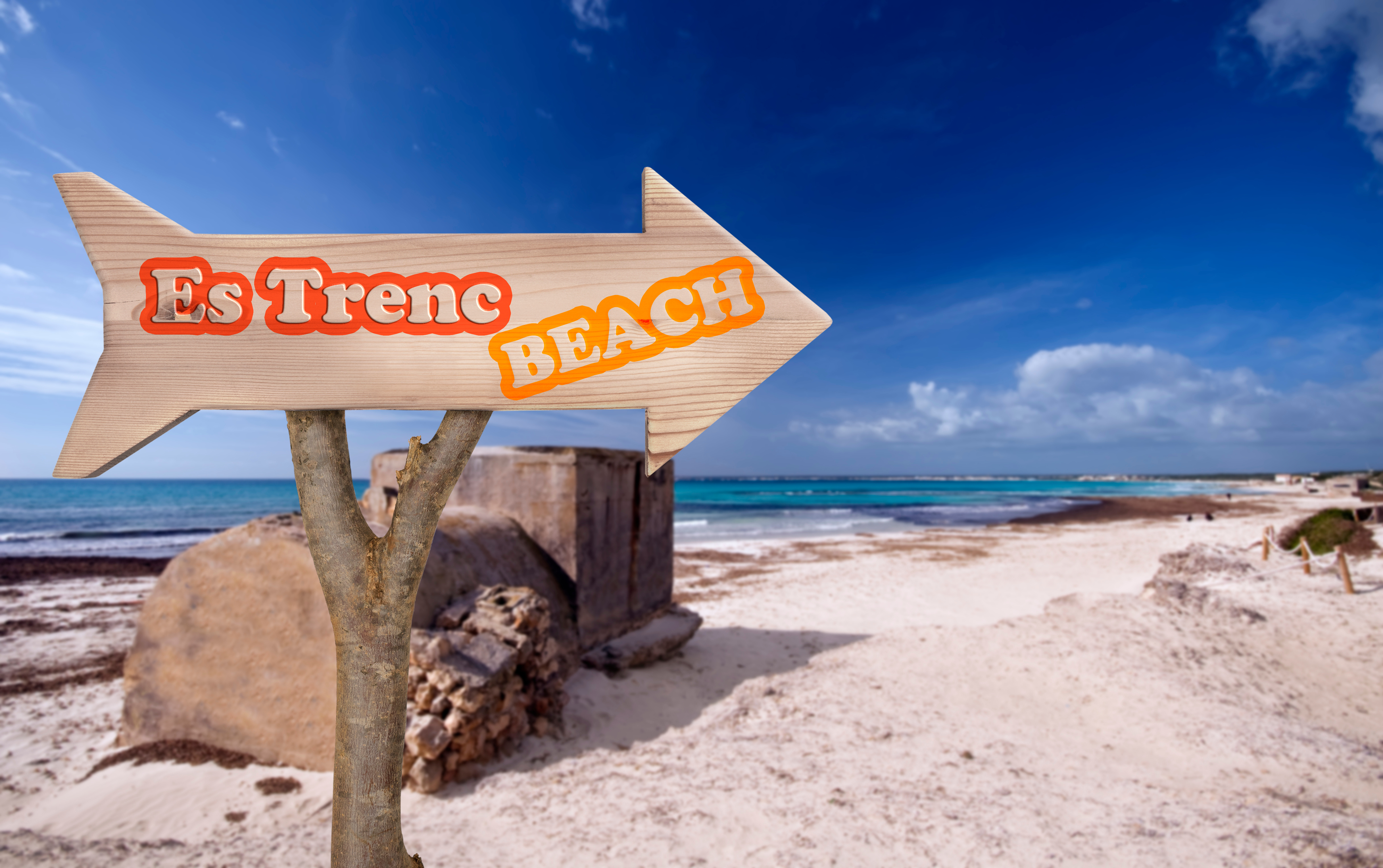 Indicación de la preciosa playa de Es Trenc, de arena blanca como la nieve