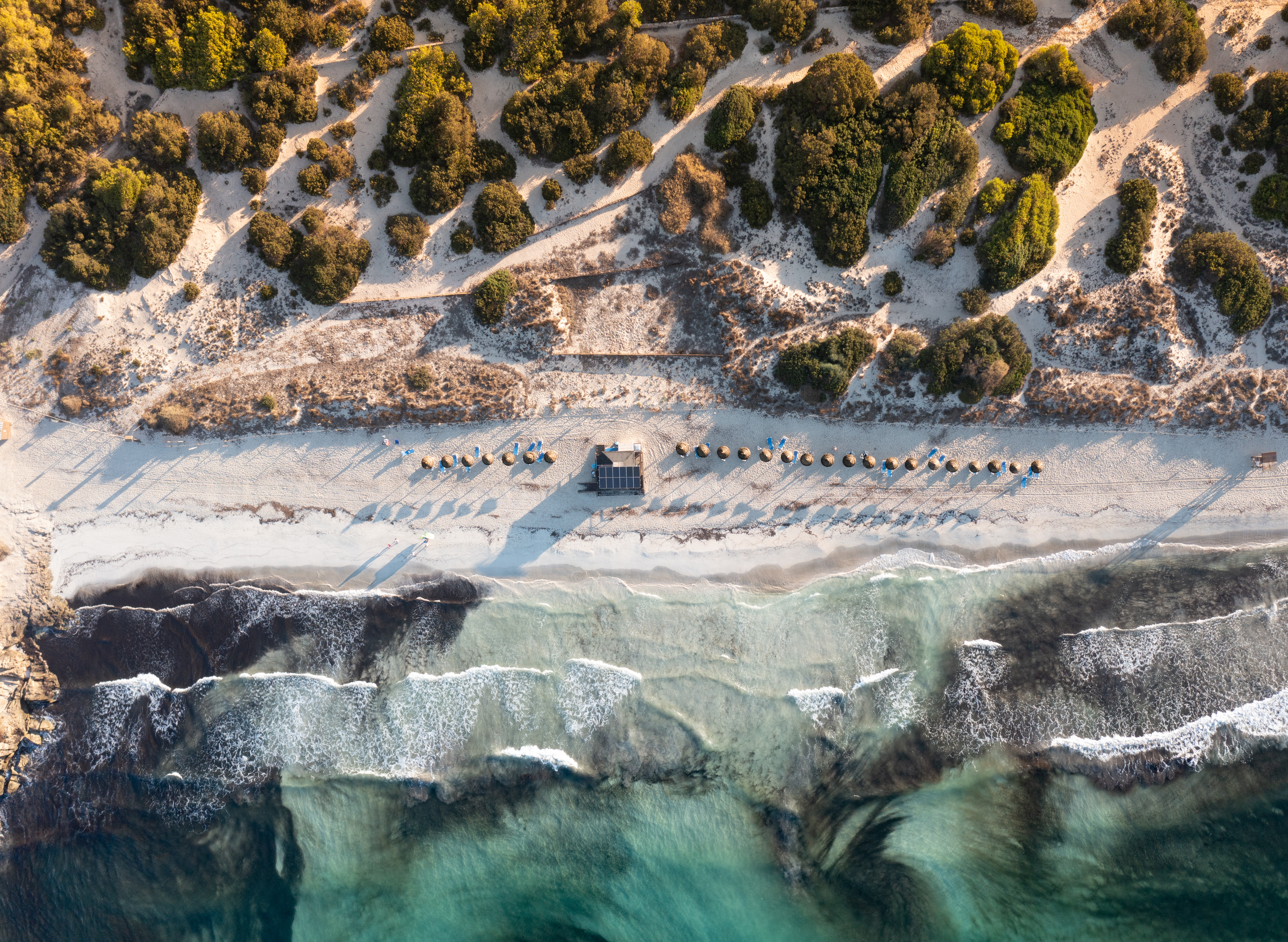 Es Trenc vanuit de lucht. Idyllisch met een kleine strandbar en enkele ligstoelen