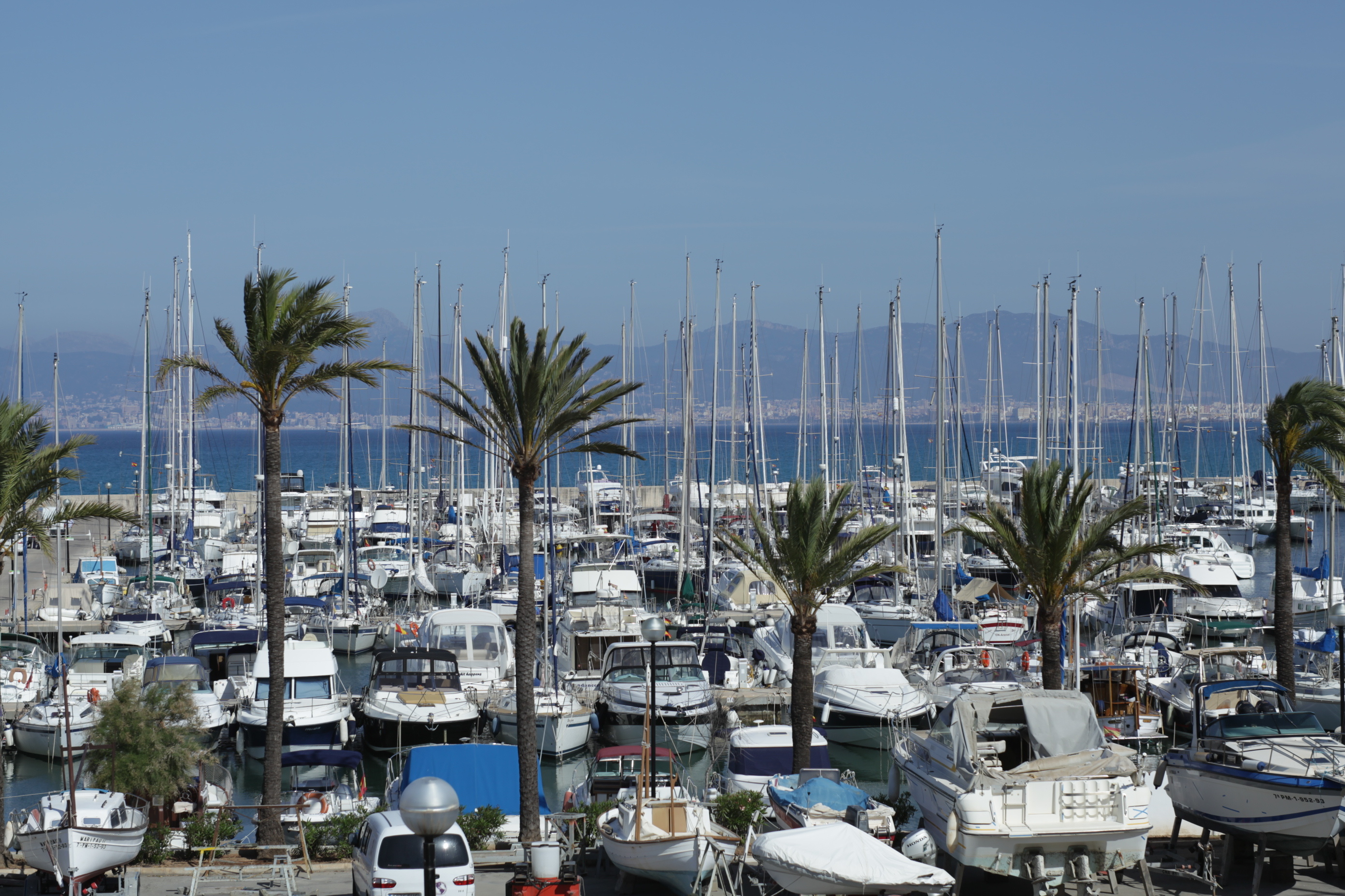 O porto de El Arenal com muitos pequenos barcos de recreio