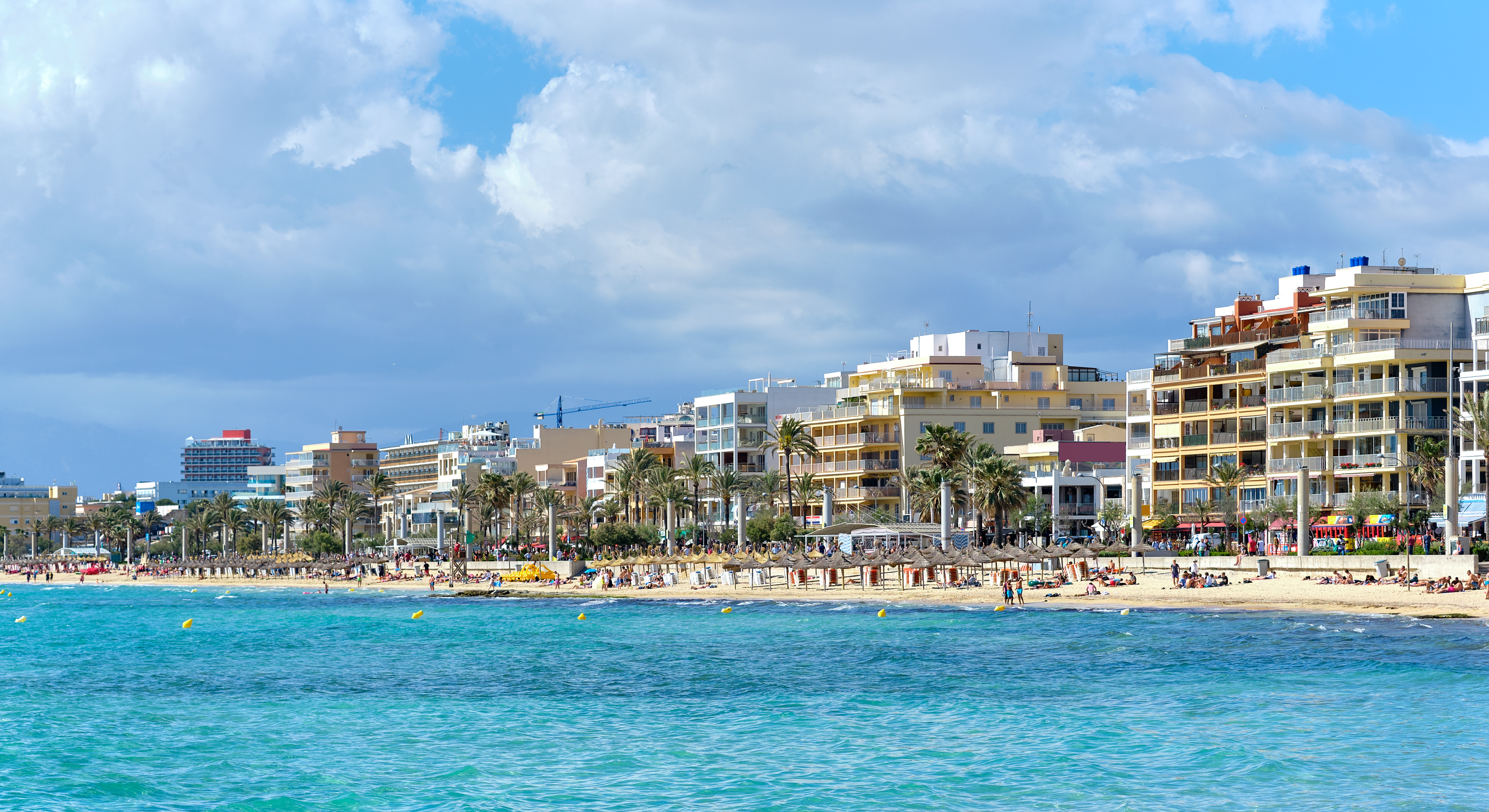 La promenade de la plage d'El Arenal vous invite à la flânerie