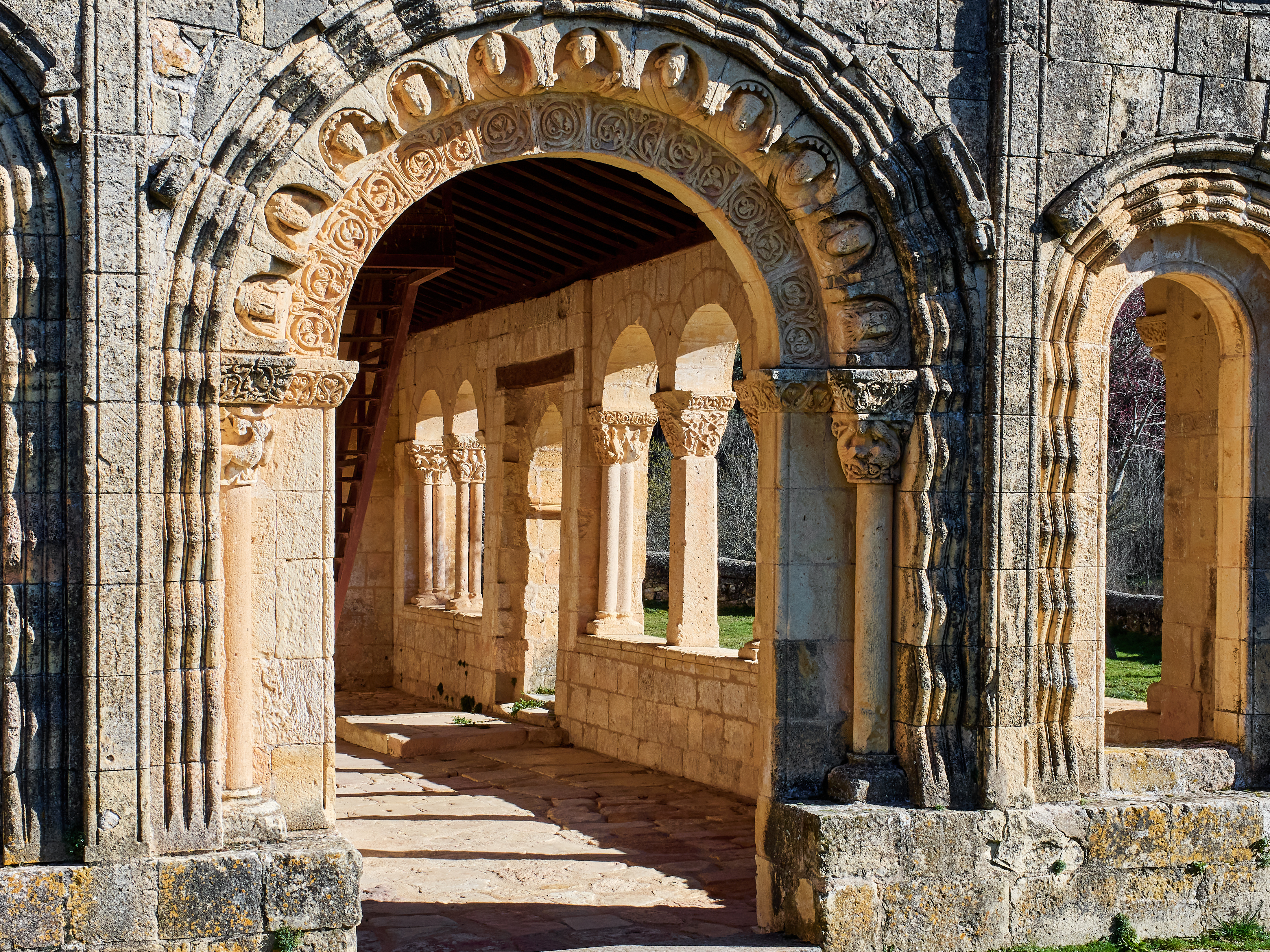 A igreja de San Juan Bautista, do século XVI, é um marco em El Arenal