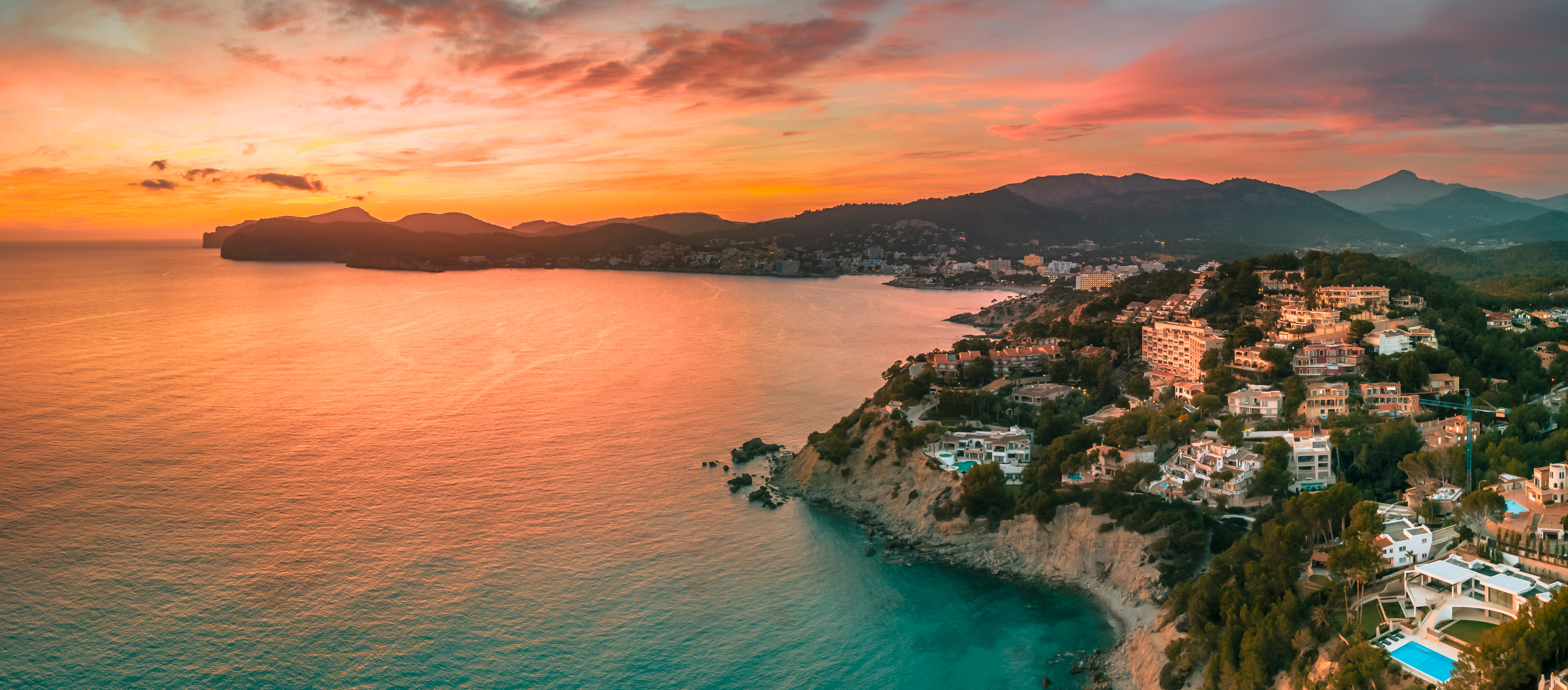 Ambiance du soir avec des couleurs impressionnantes sur la baie de Paguera