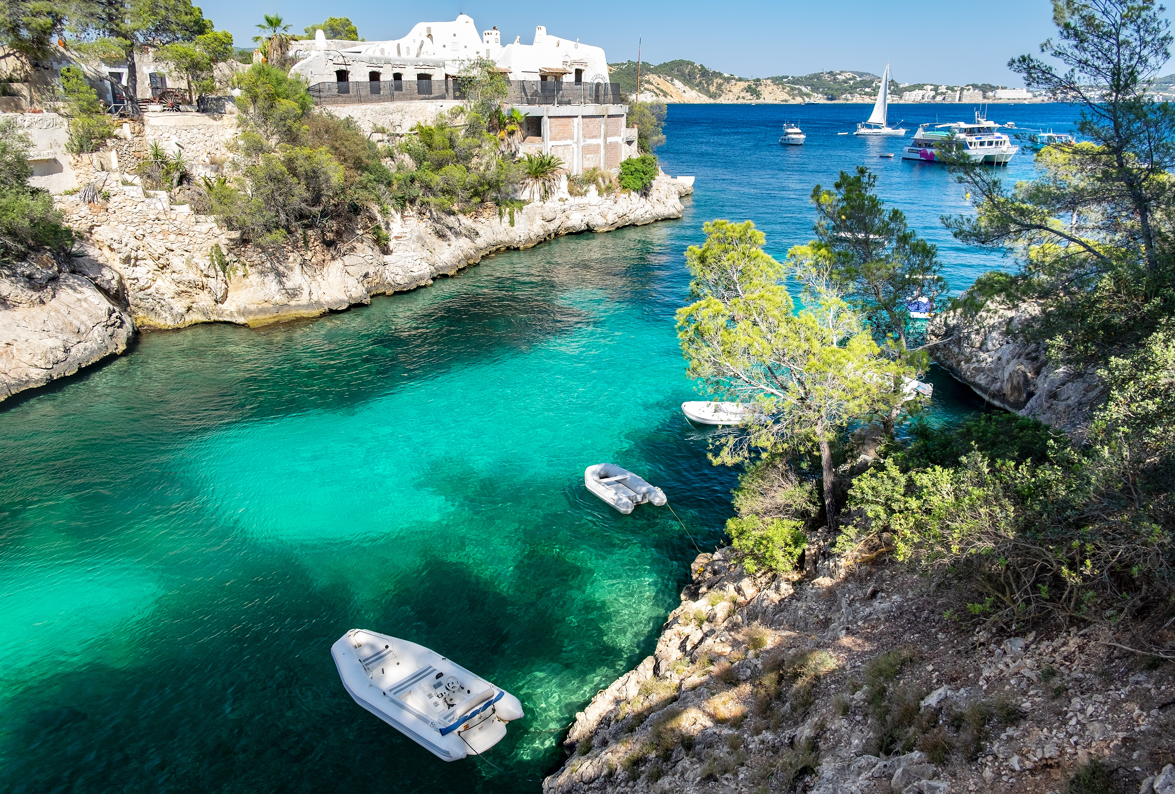 Cala Fornells, egy festői öböl kis fehér hajókkal Paguera-ban