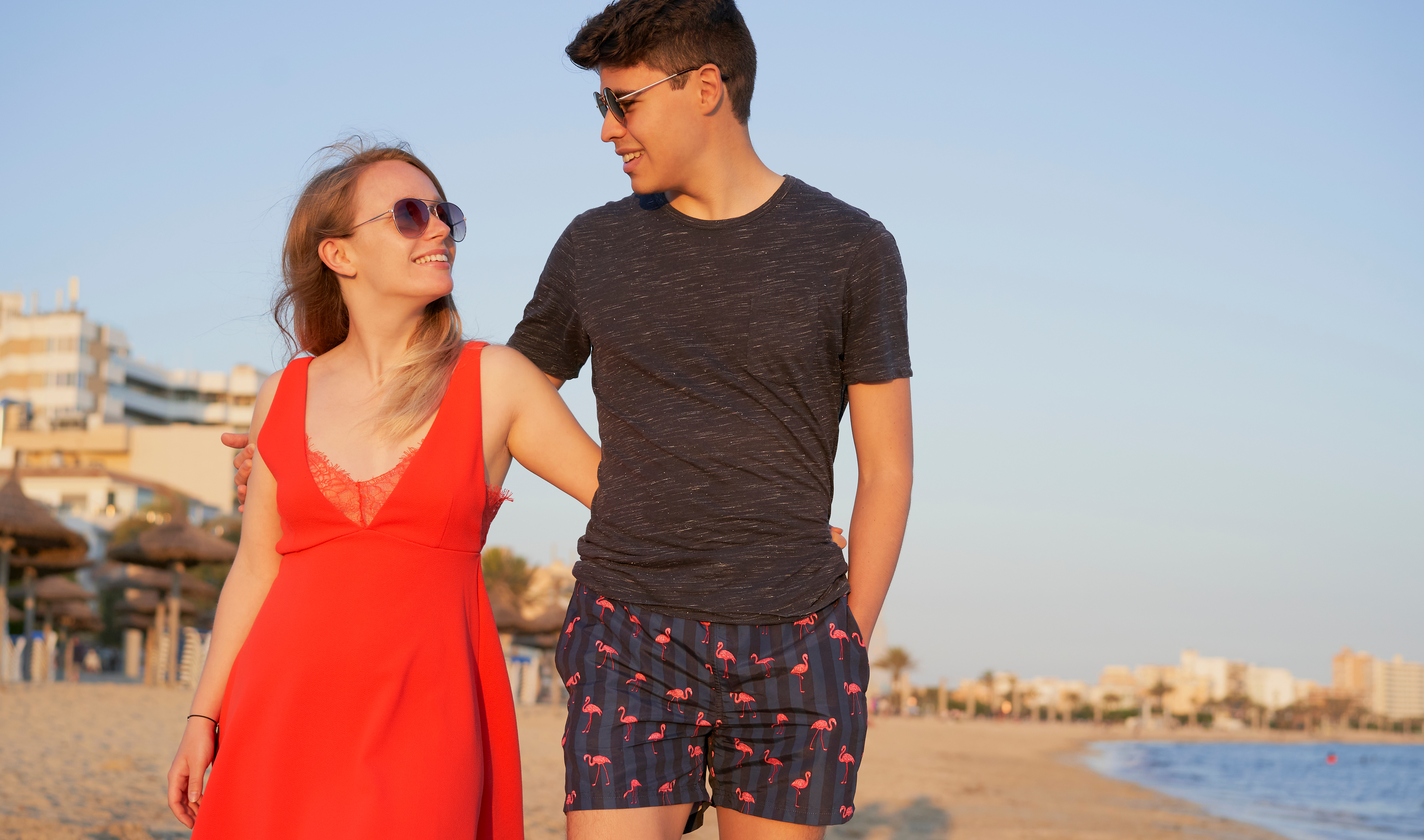 Casal apaixonado passeando na praia de Can Pastilla