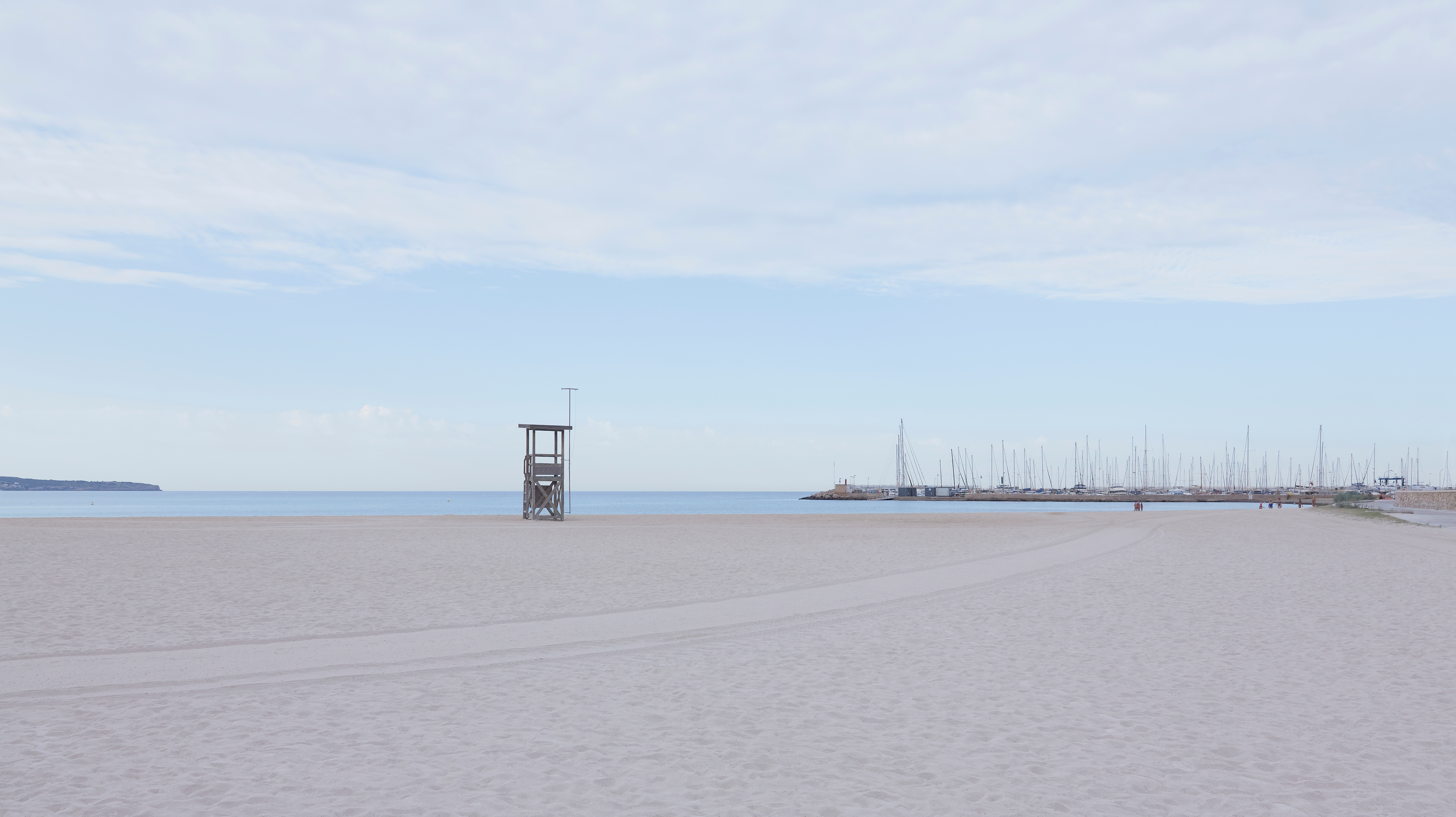 Spiaggia deserta di Can Pastilla. Sullo sfondo il porto