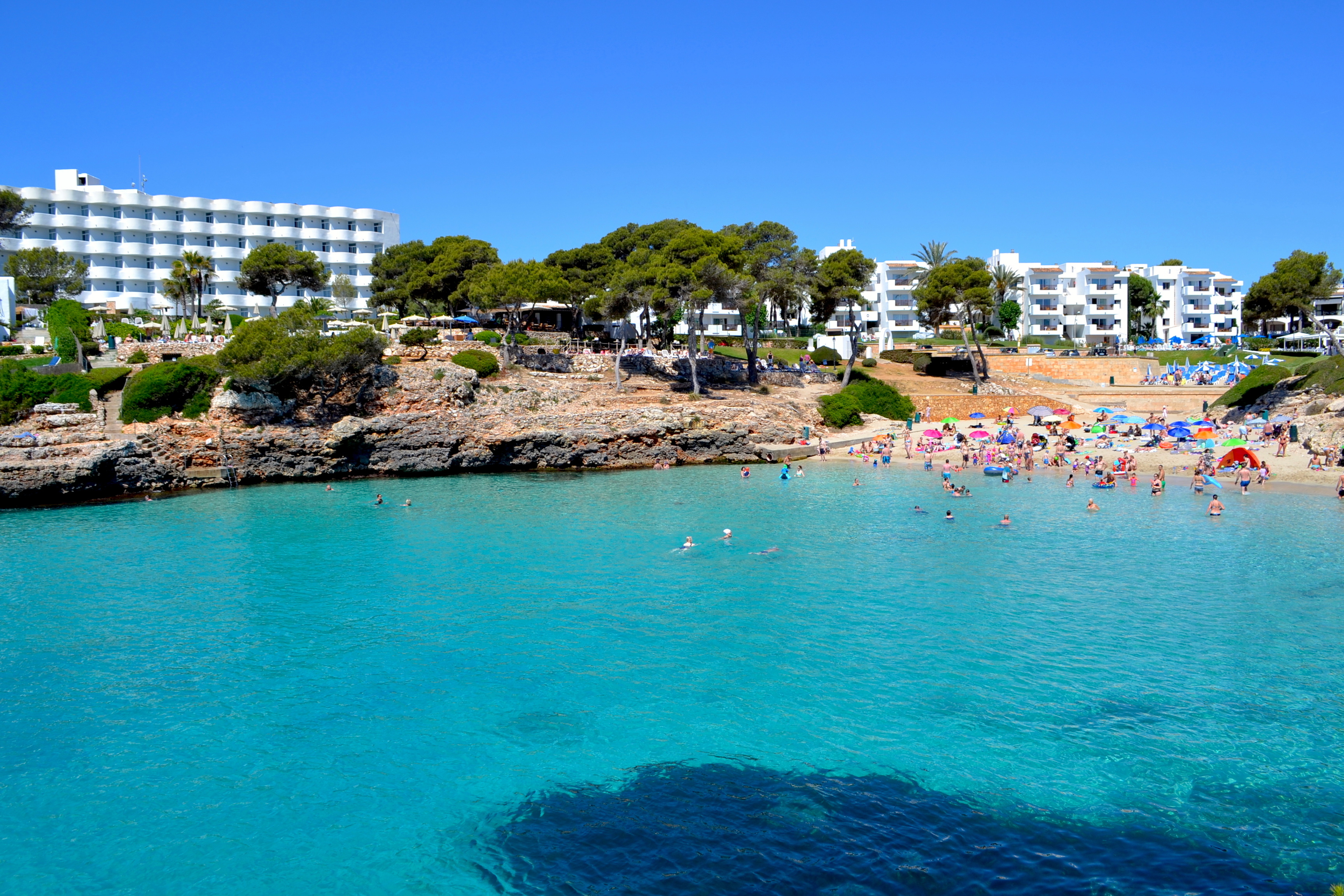 A bela baía balnear de Cala d'Or. Ao fundo, hotéis luxuosos