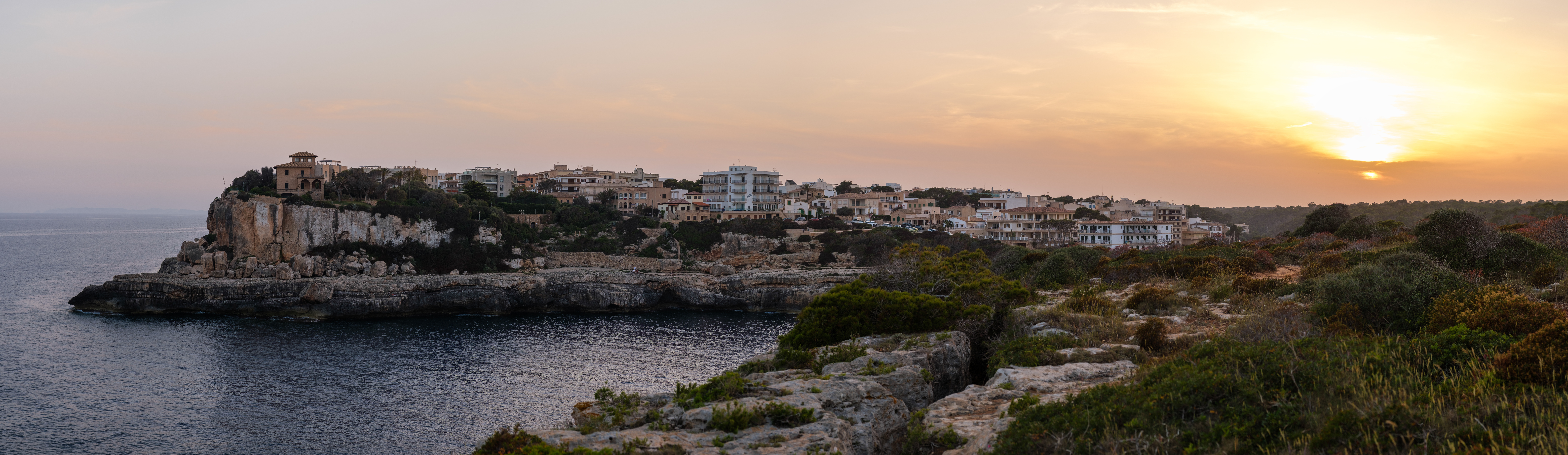 Cala Figuera kıyısında gün batımı. Muhteşem renklerde büyüleyici bir koy