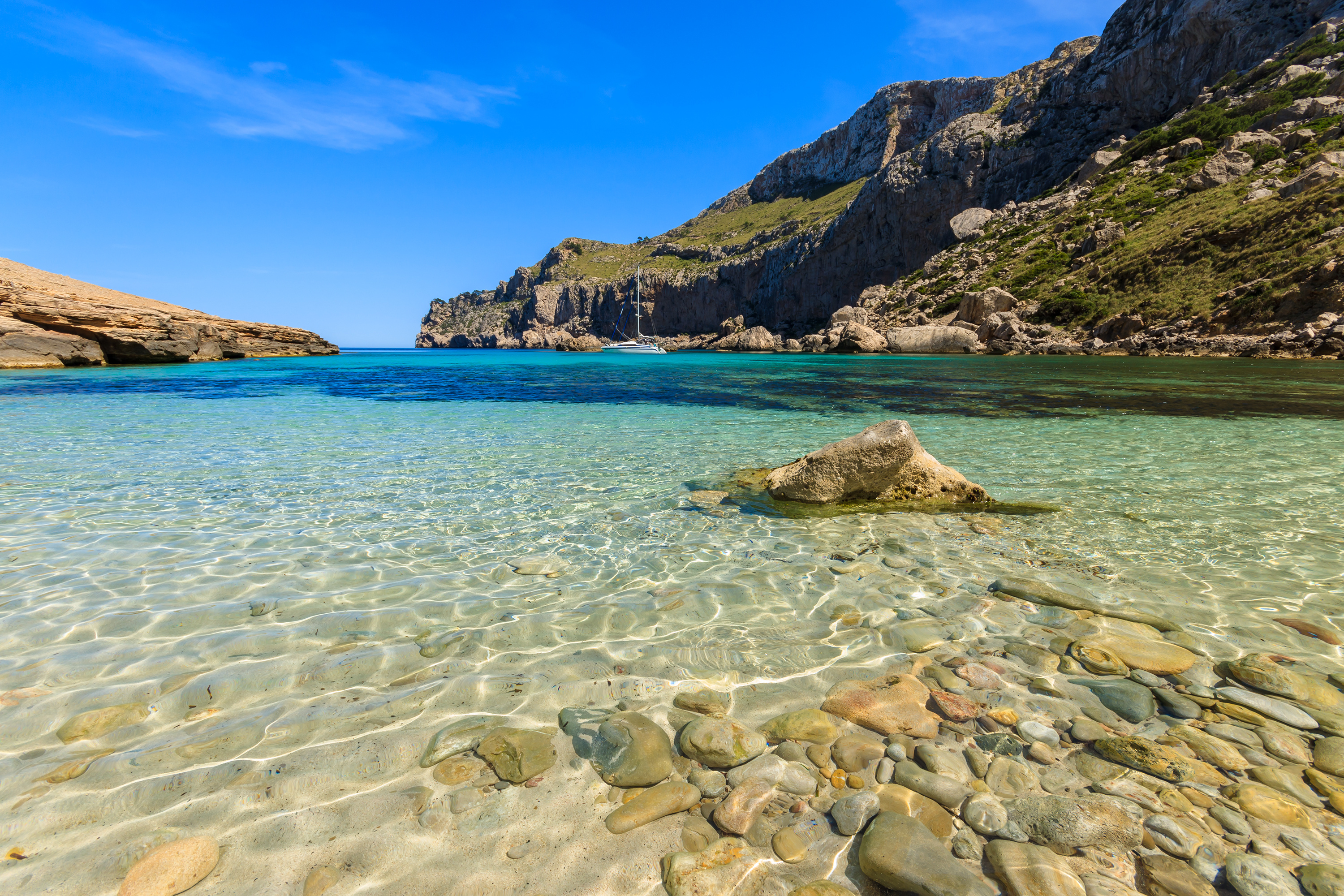 Kristal berraklığında su ve beyaz kum. Cala Figuera koyu