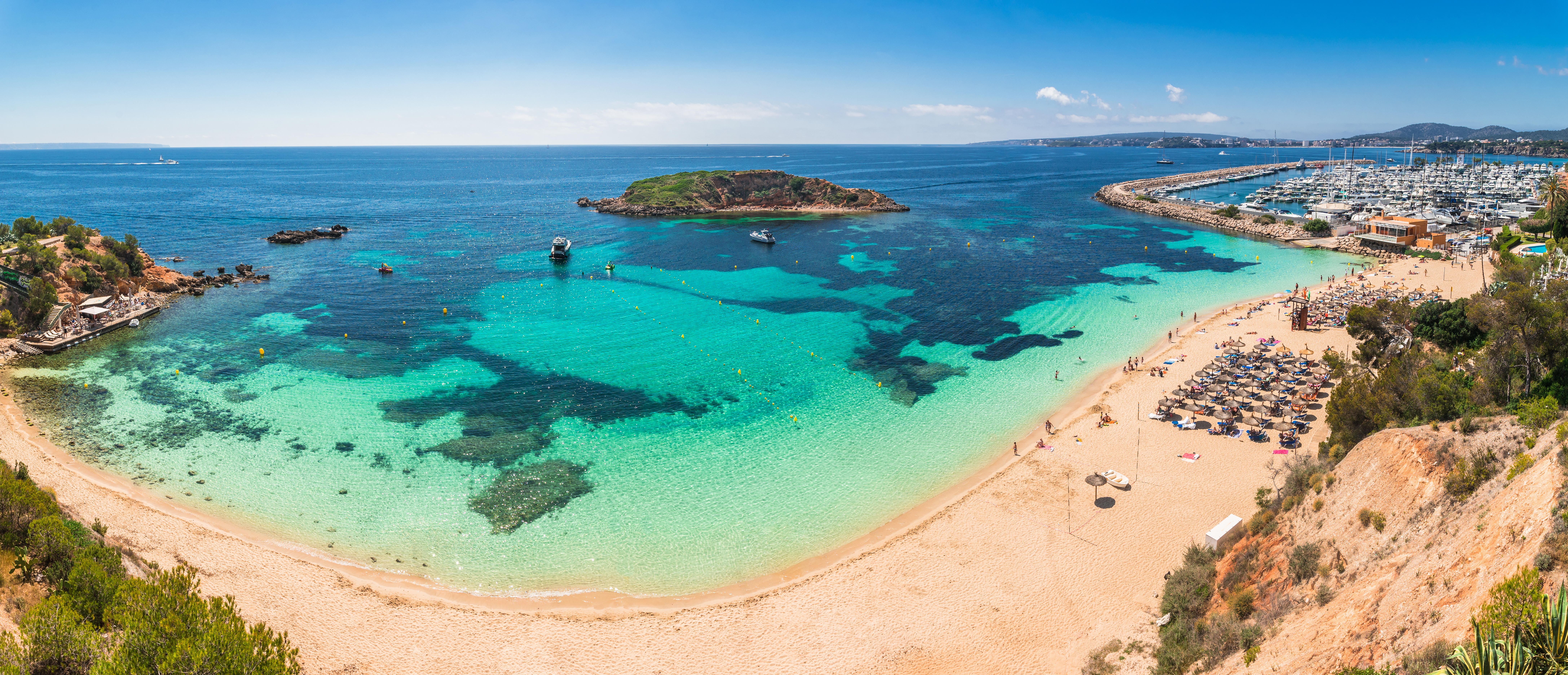 Vista aérea de la bahía de Portals Nous. Al fondo, el pintoresco puerto