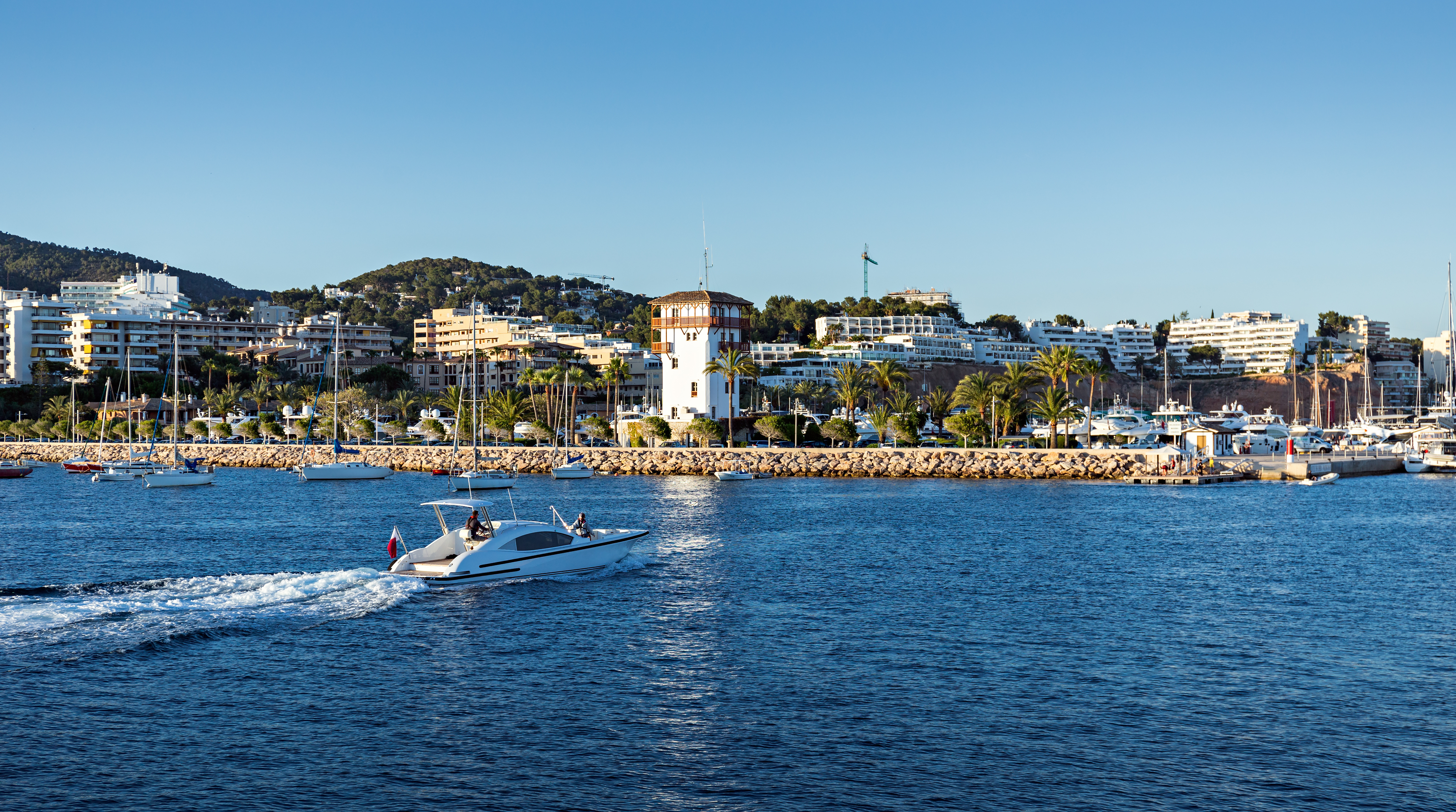 Bootsfahrt an der Küste von Cala Portals Nous bei wunderschönem Wetter