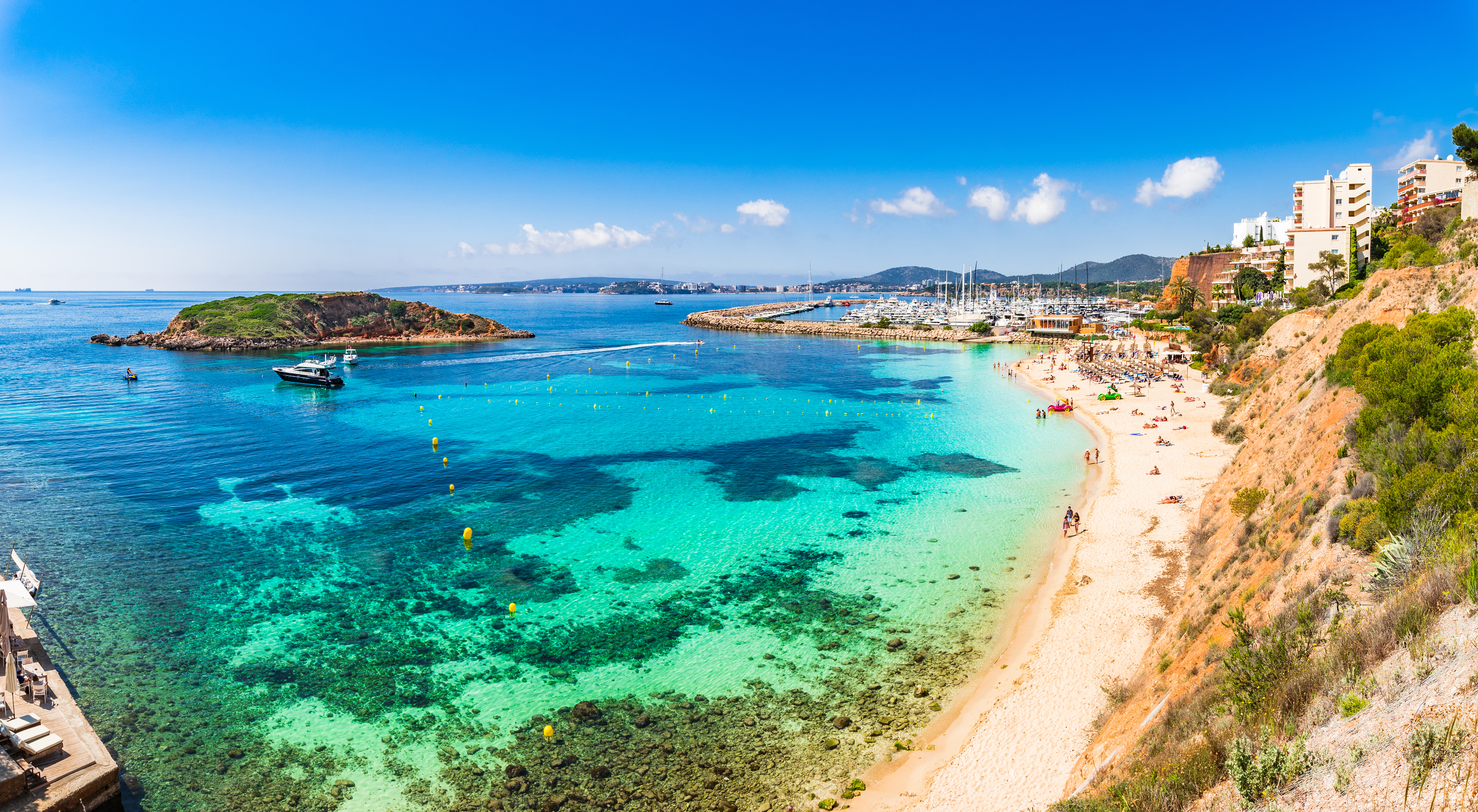 Vue sur le port de Portals Nous, avec de nombreux voiliers