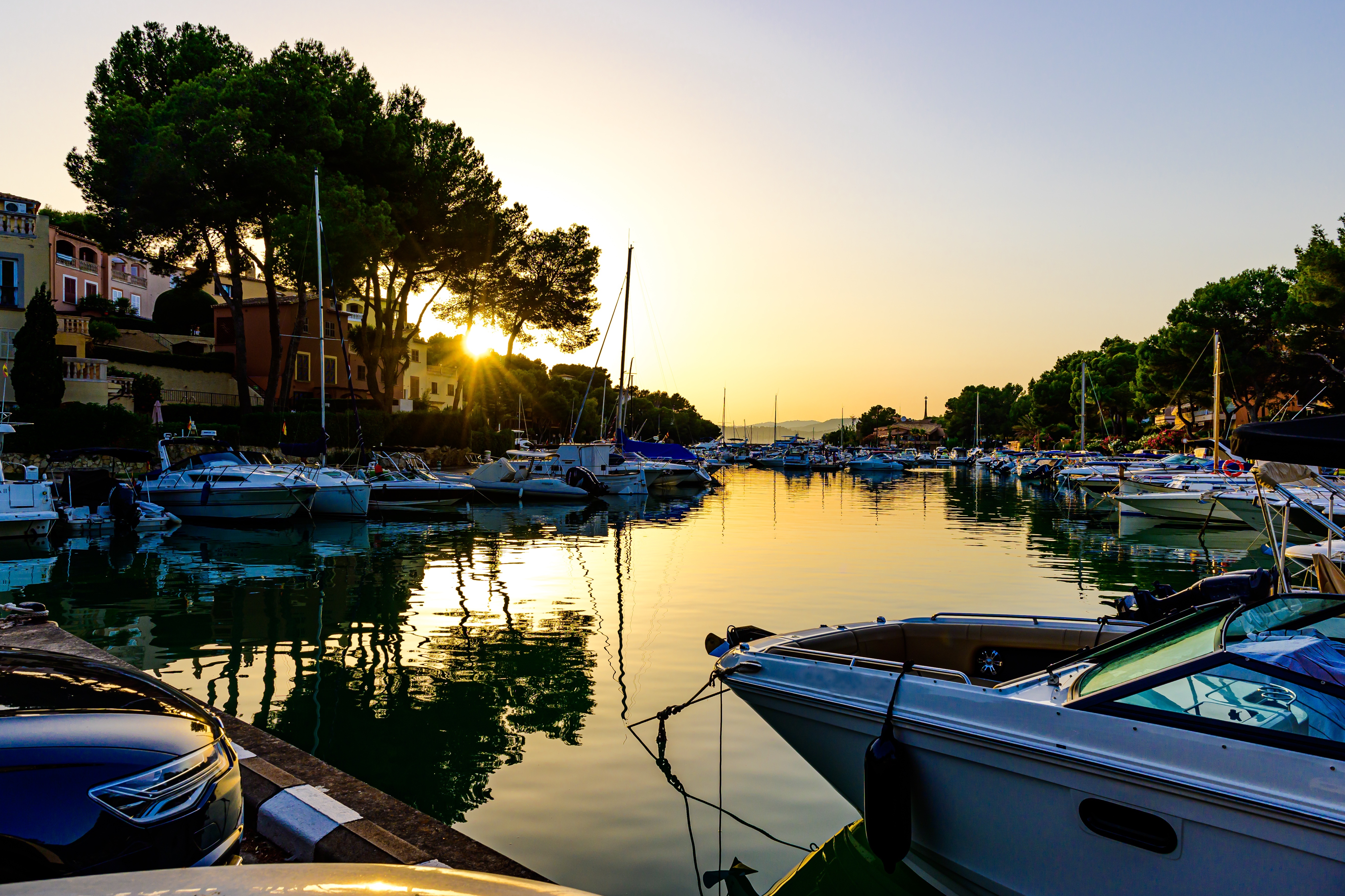 Santa Ponsa limanında gün batımında büyüleyici bir renk cümbüşü