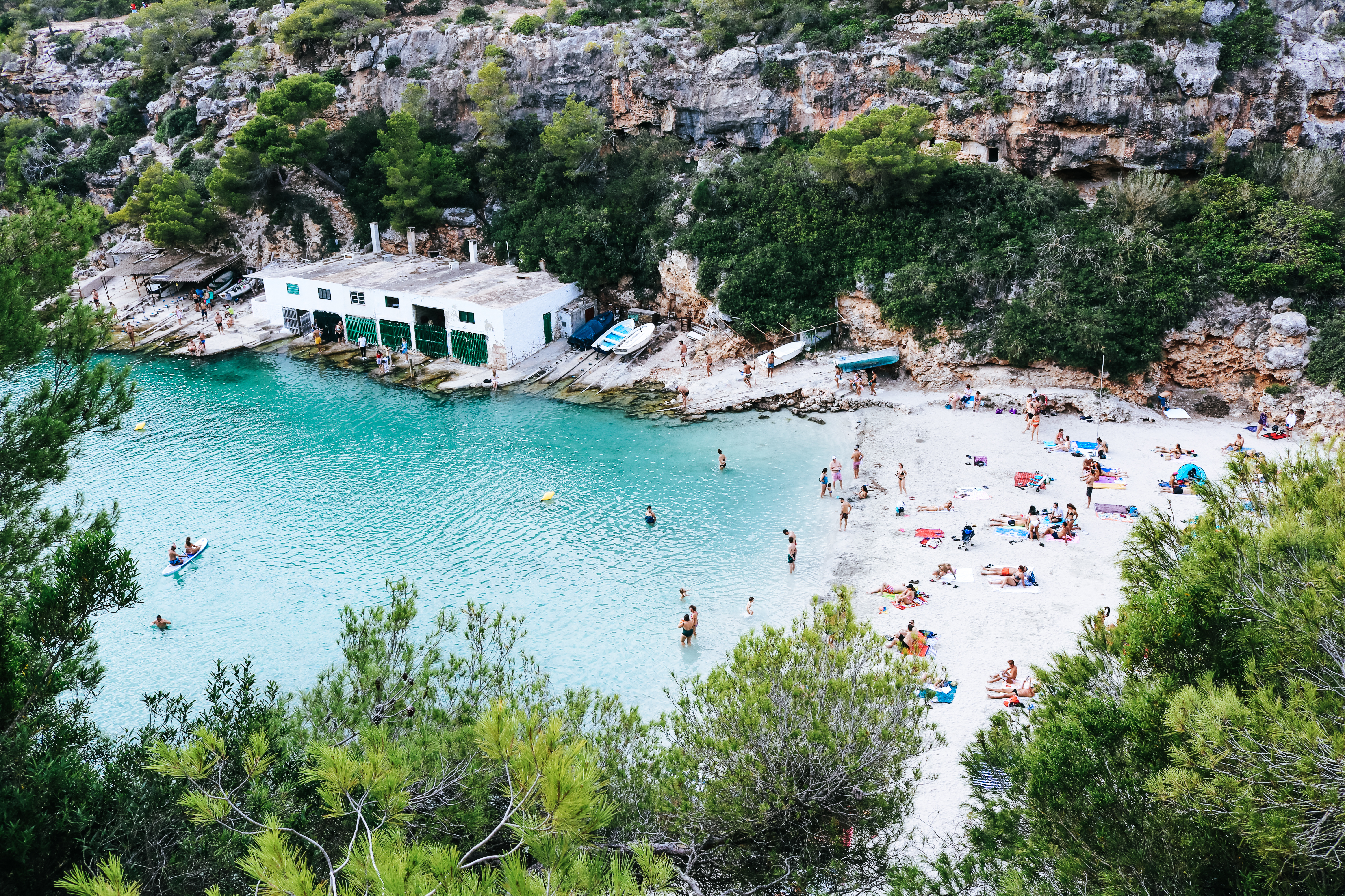 Faszinierende kleine Badebucht in Cala Pi. Schneeweißer Sand und Fischerboote prägen das Bild