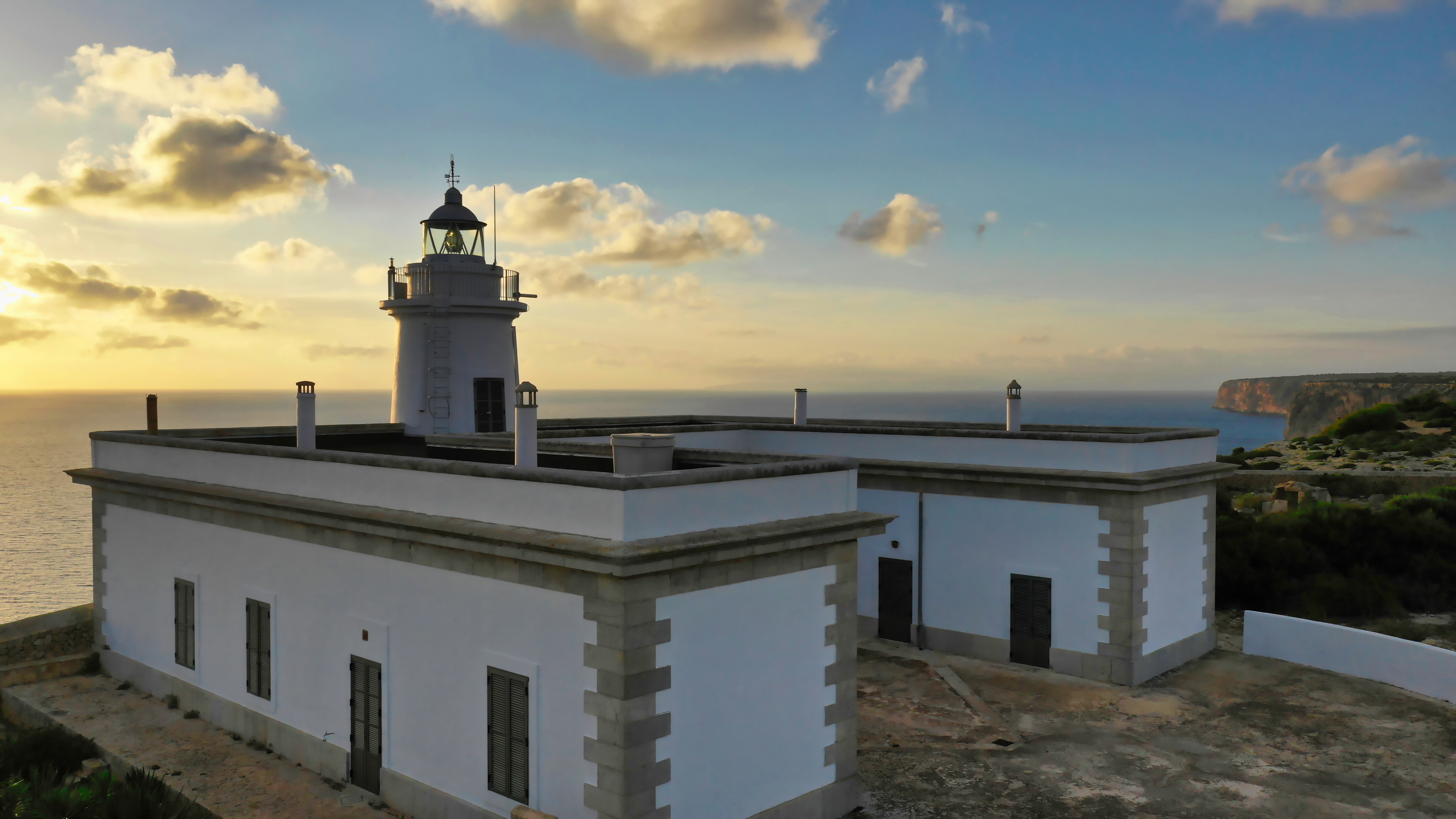 Cala Pi deniz feneri üzerinde gün batımında akşam atmosferi