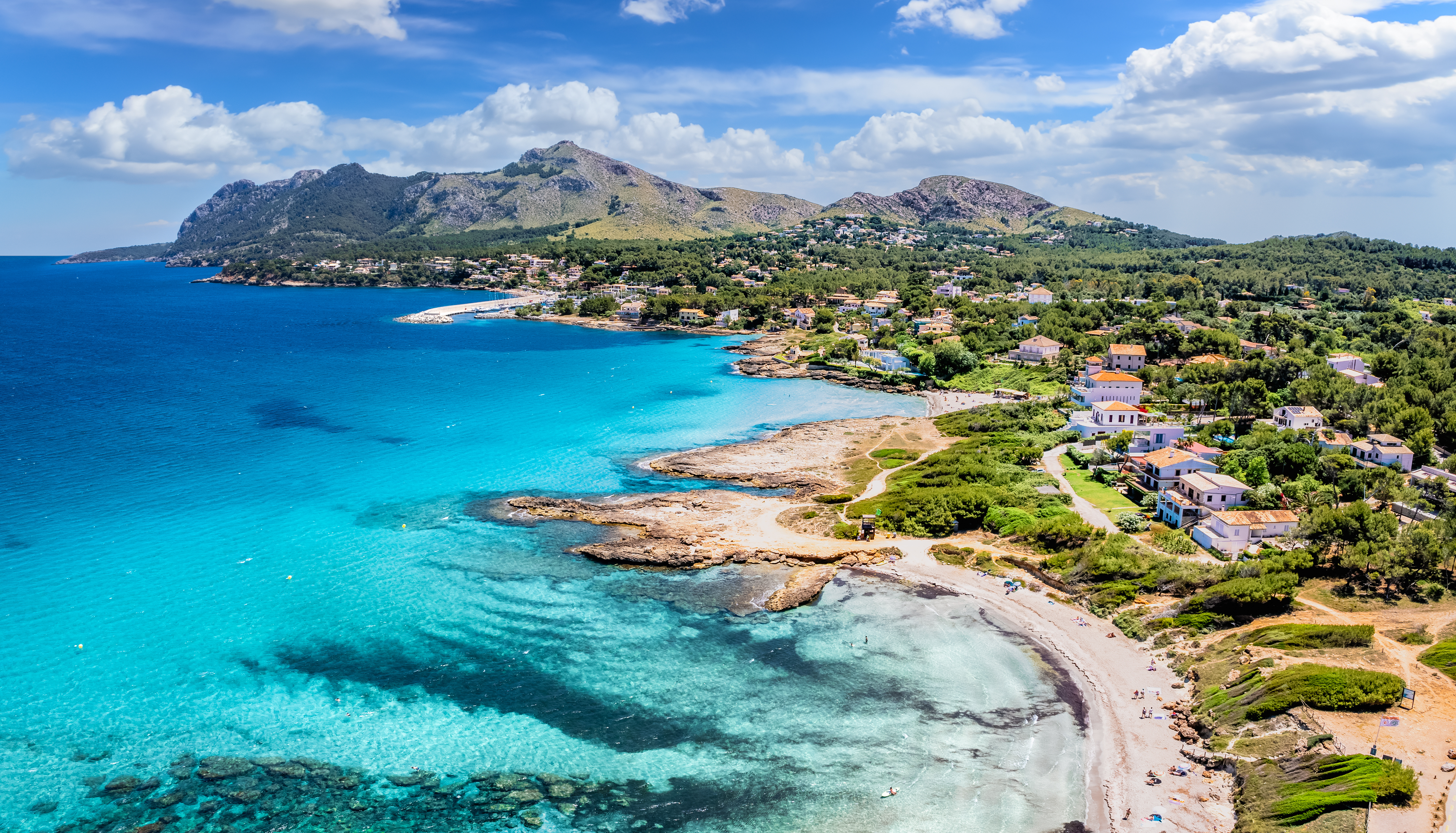 Blick aus der Luft, auf die malerische Küste von Alcudia