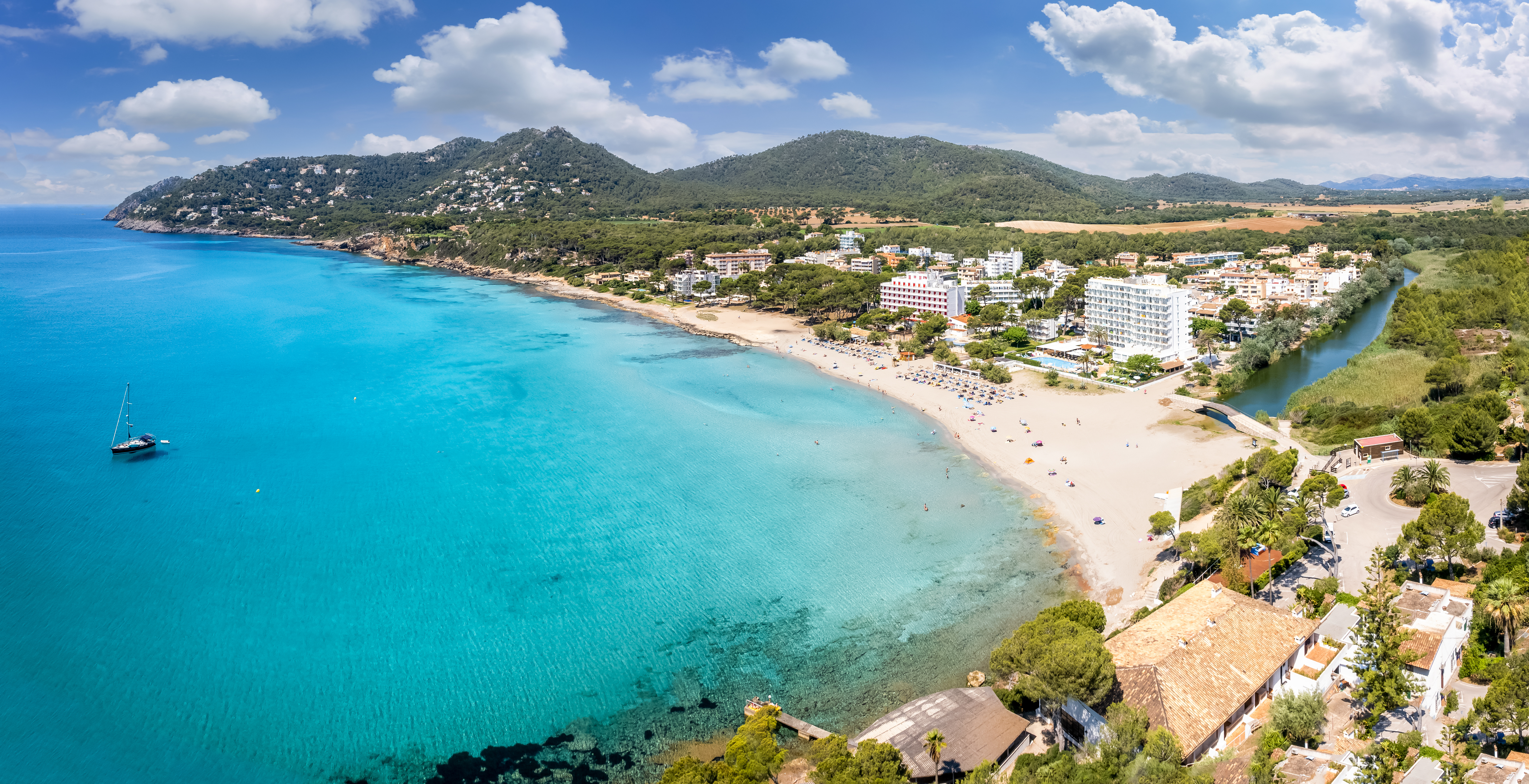 El popular resort de vacaciones de Canyamel cuenta con una hermosa bahía con fina arena blanca y agua azul turquesa