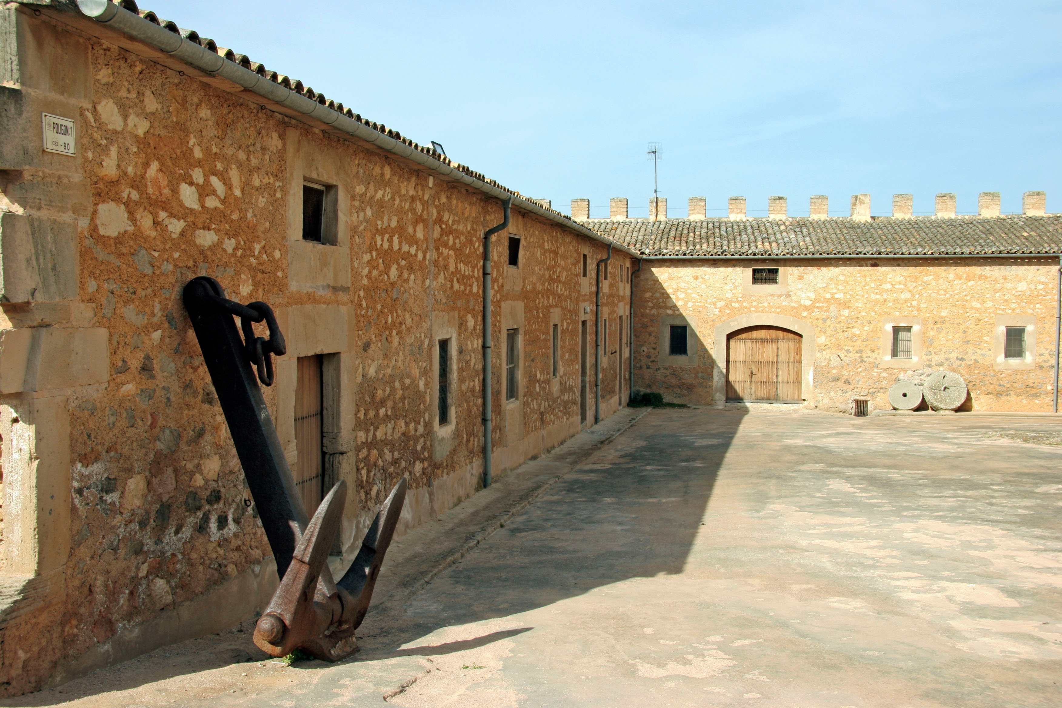 Starý těžký kotva na hradě Canyamel