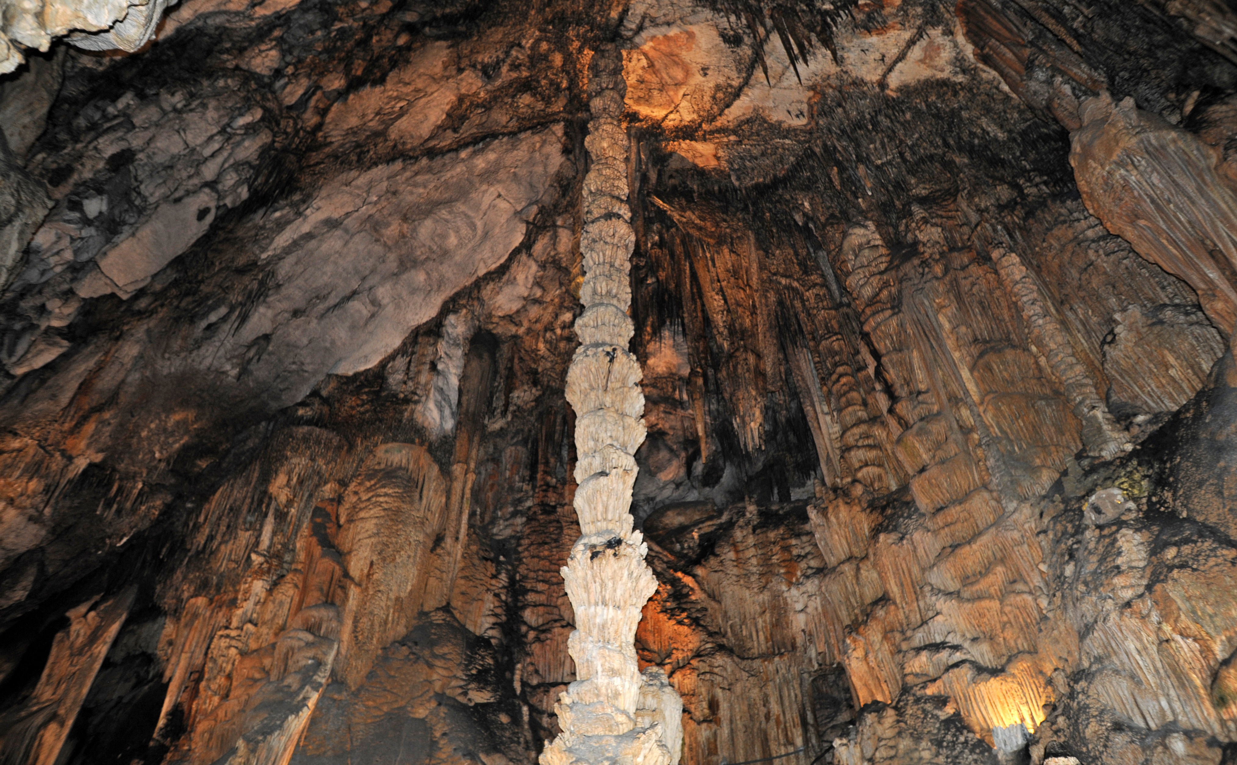 Affascinante gioco di colori nelle grotte di Canyamel, stalagmiti e stalattiti pendono dai soffitti o crescono dal suolo