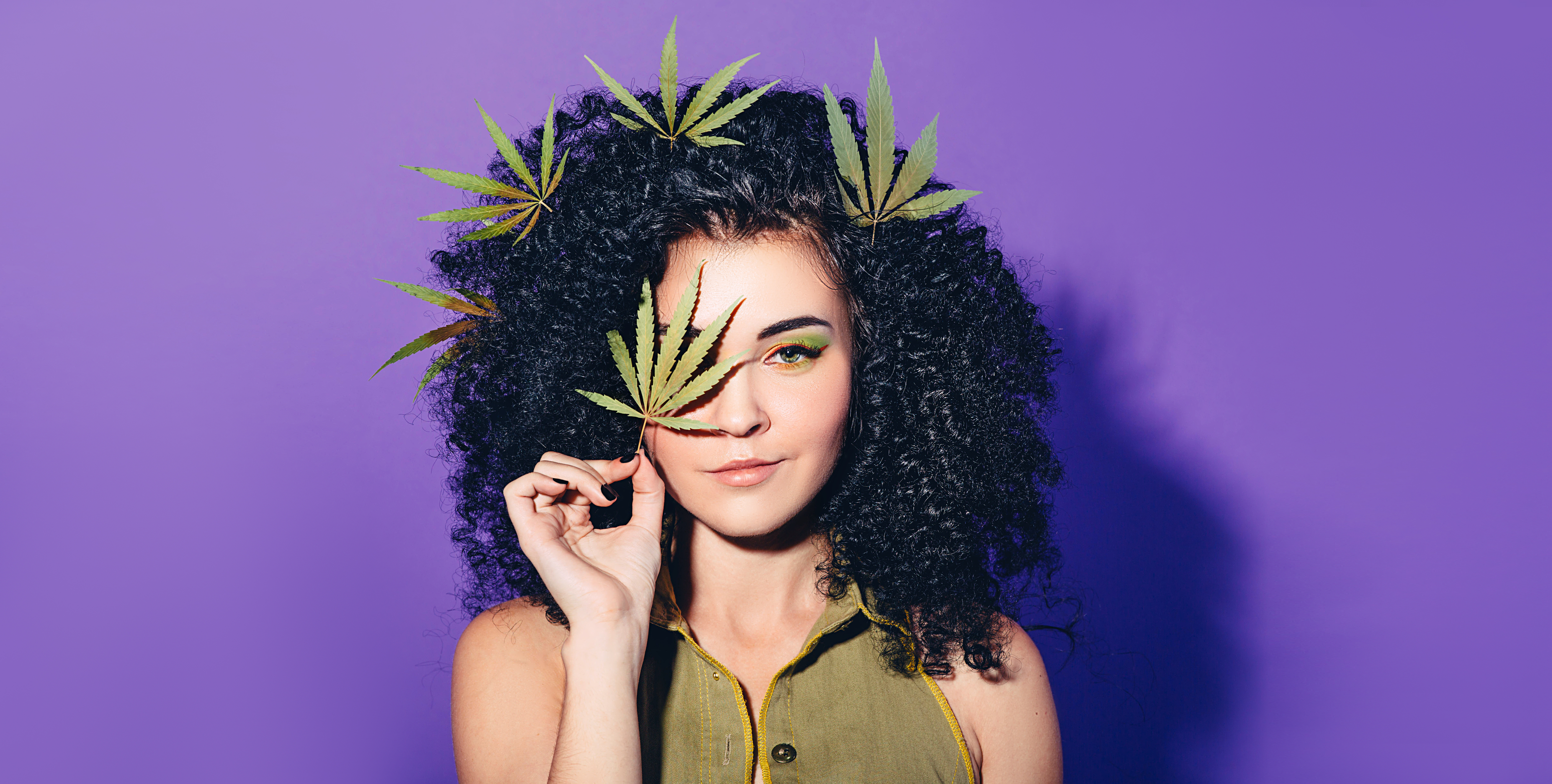 Portrait einer jungen Frau mit Cannabisblatt in einem Cannabis-Social-Club (CSC) in Cala d'Or