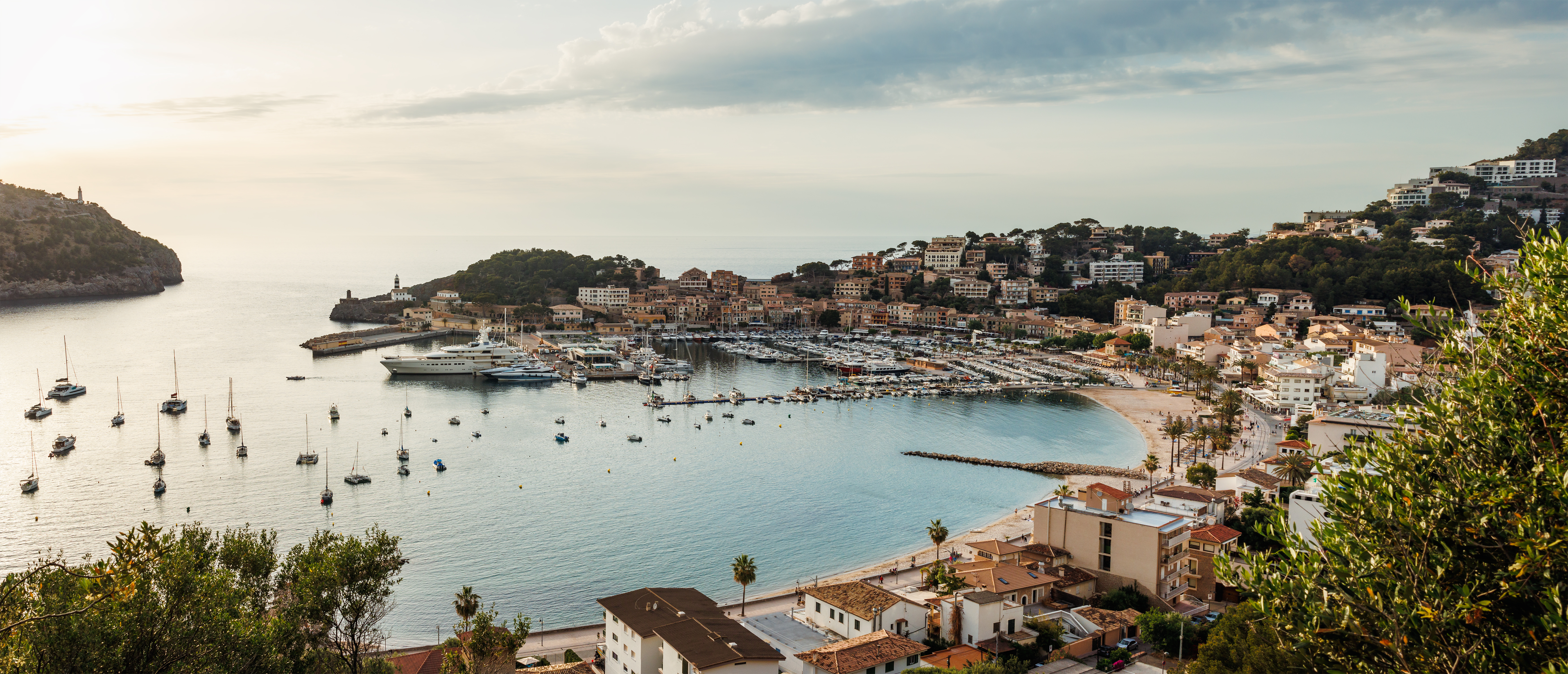 Port de Soller impozáns óvárosa a reggeli fényben