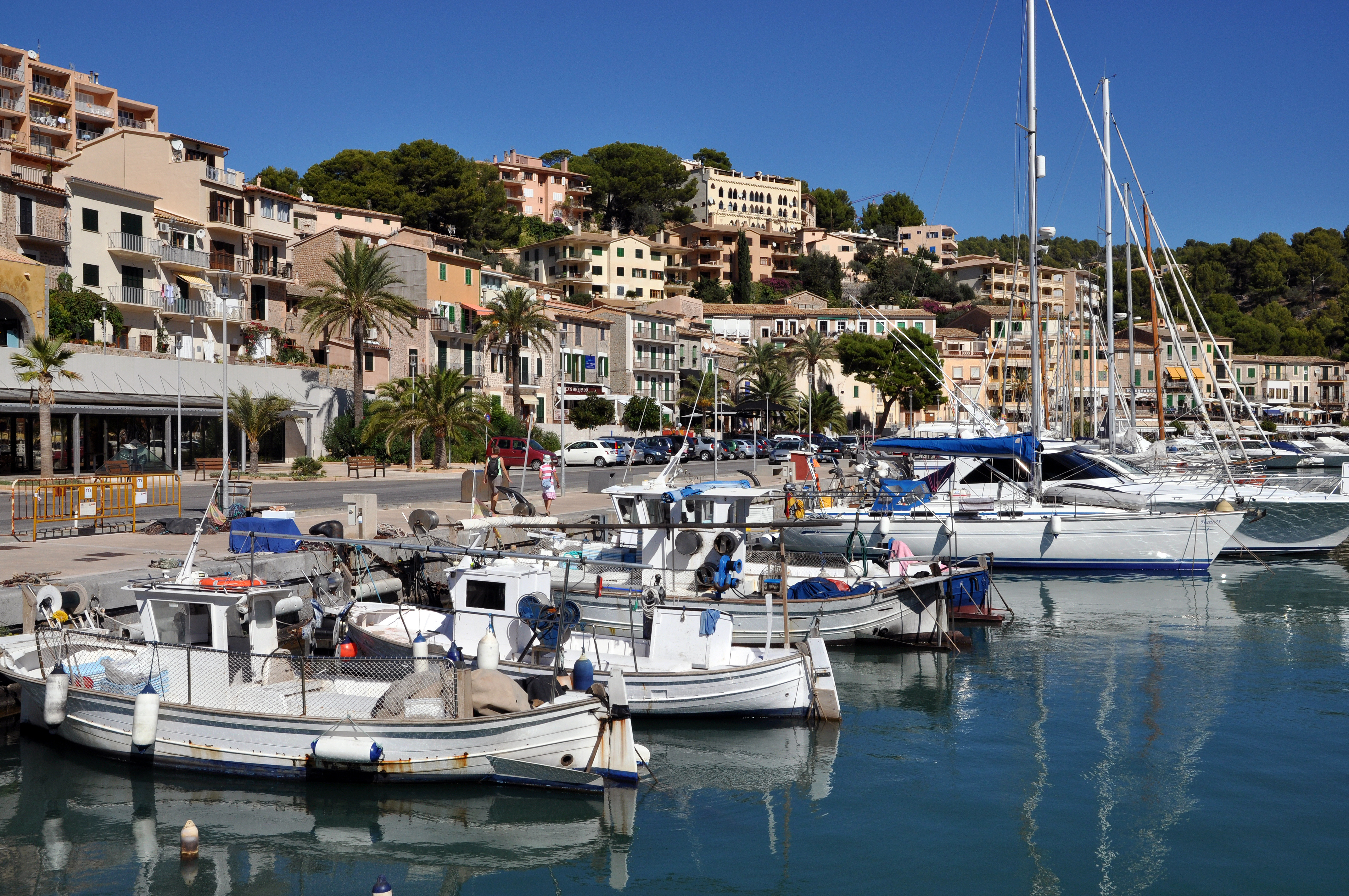 Kis halászhajók és vitorlások horgonyoznak Port de Soller óvárosának mólójánál