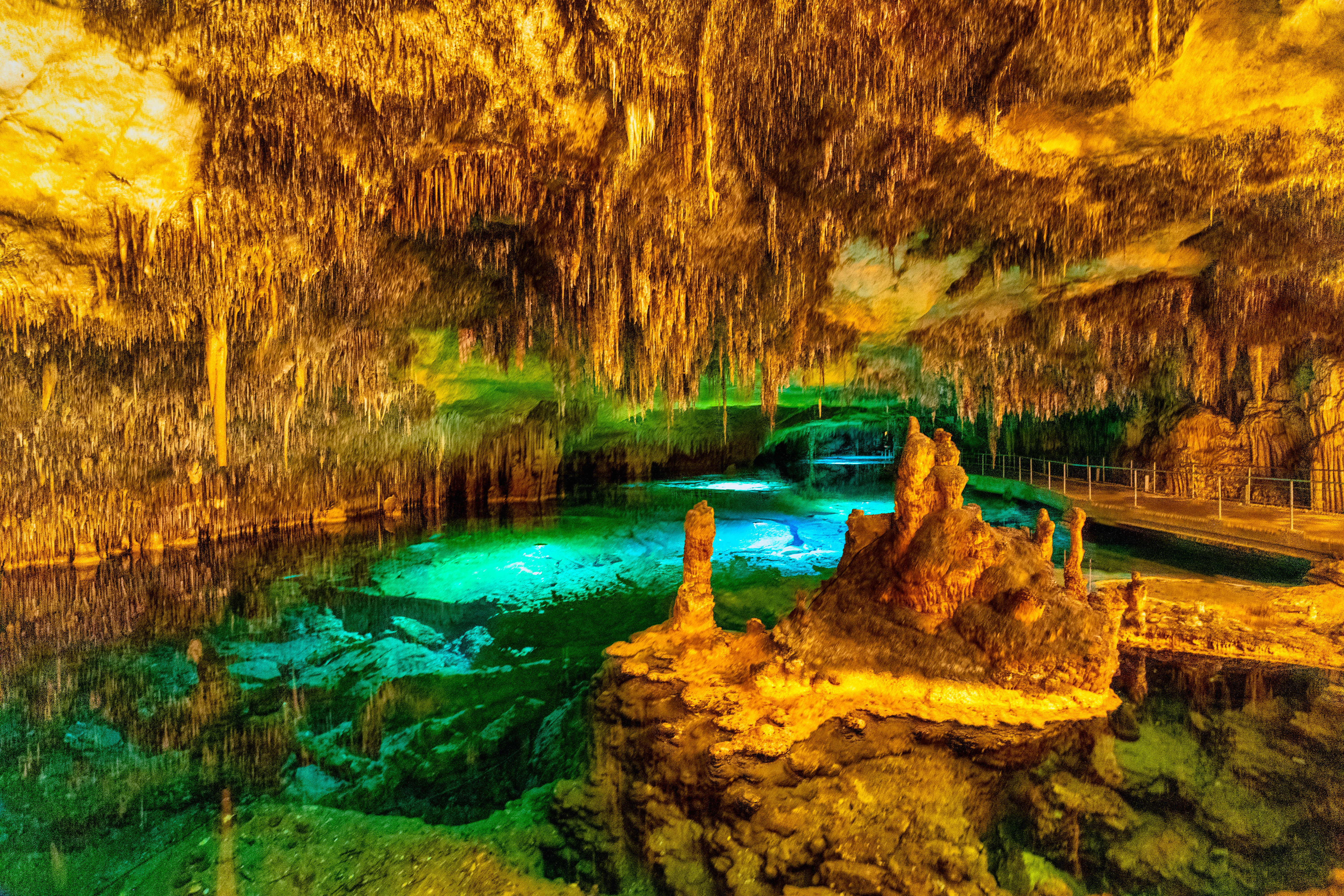 La Cueva del Dragón de Porto Cristo con un gran lago subterráneo, considerado uno de los más grandes del mundo