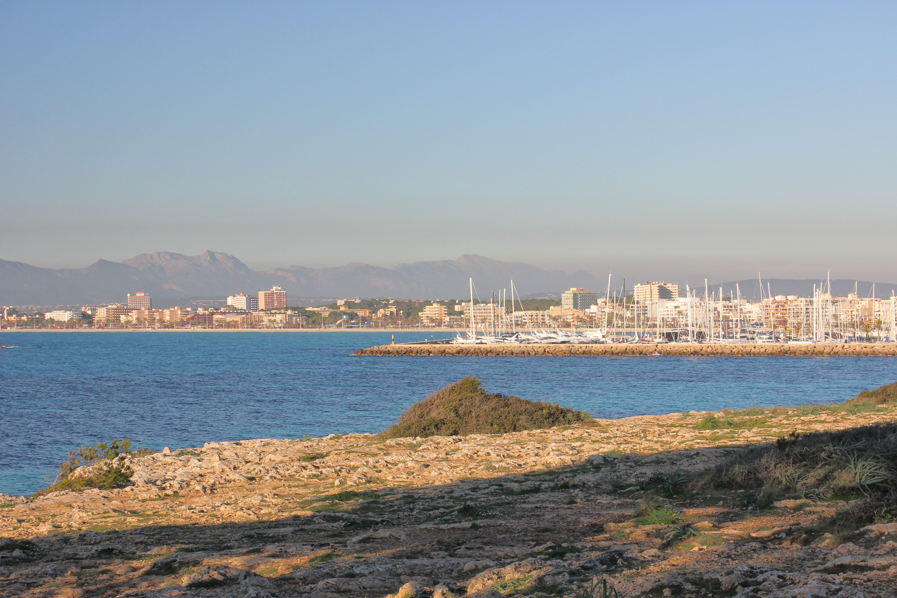 Blick auf die Küste und den Hafen in Bahia Grande