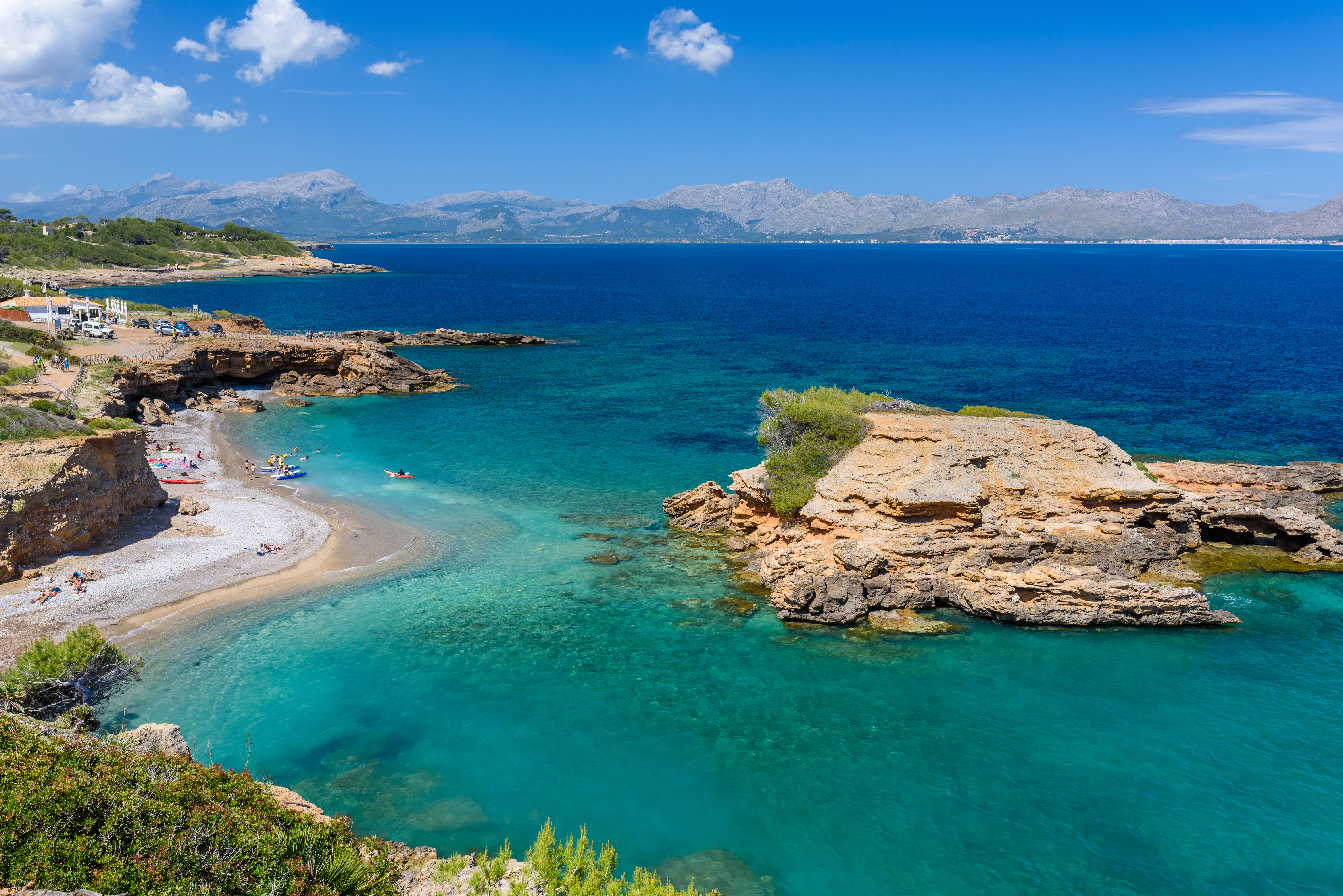 Schöner Badestrand mit hellem weißen Sand in S'Illot. Kristallklares türkisfarbenes Wasser, lädt zum Baden ein