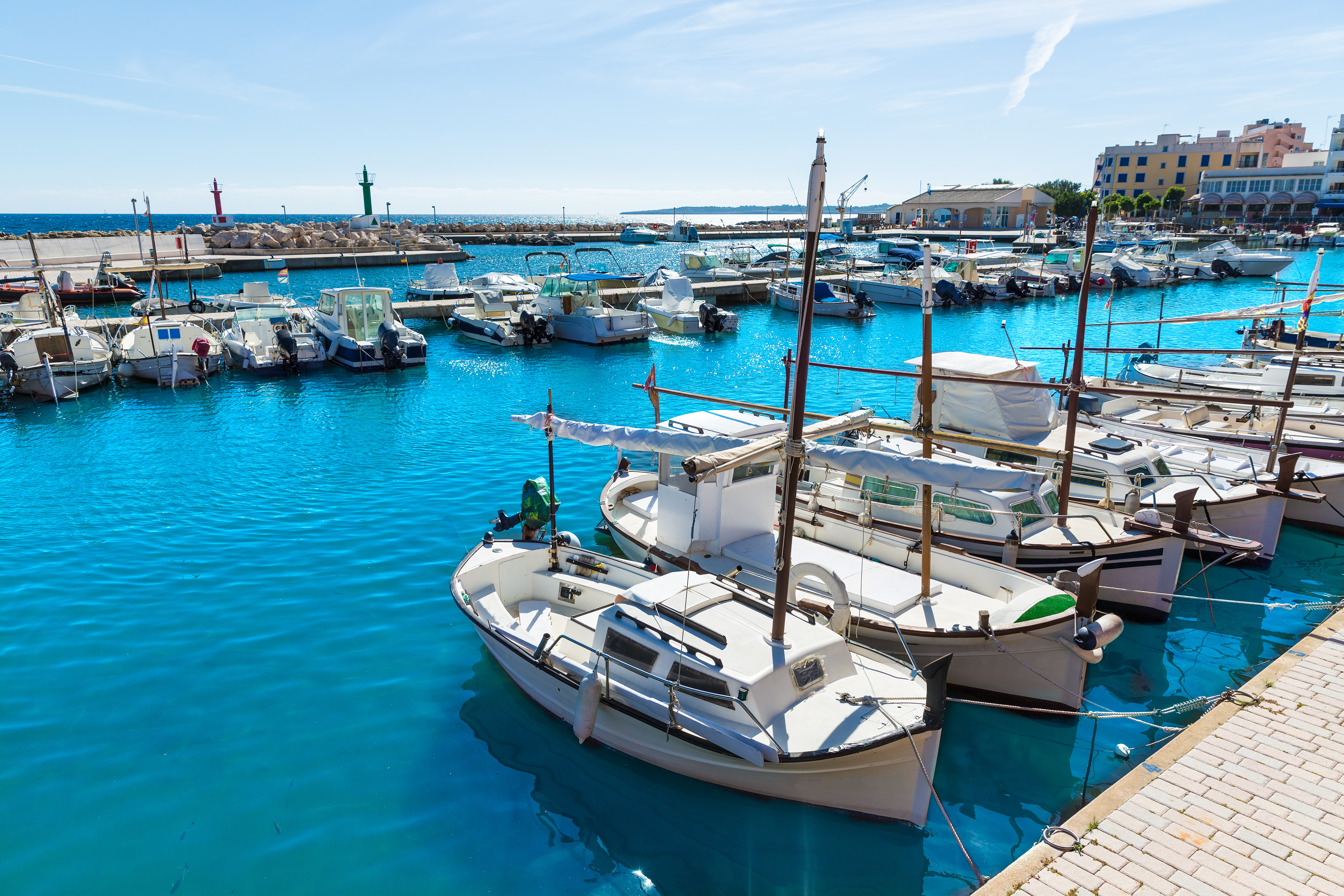 O porto de Cala Bona abriga apenas pequenos barcos de pesca e tem cerca de 180 vagas