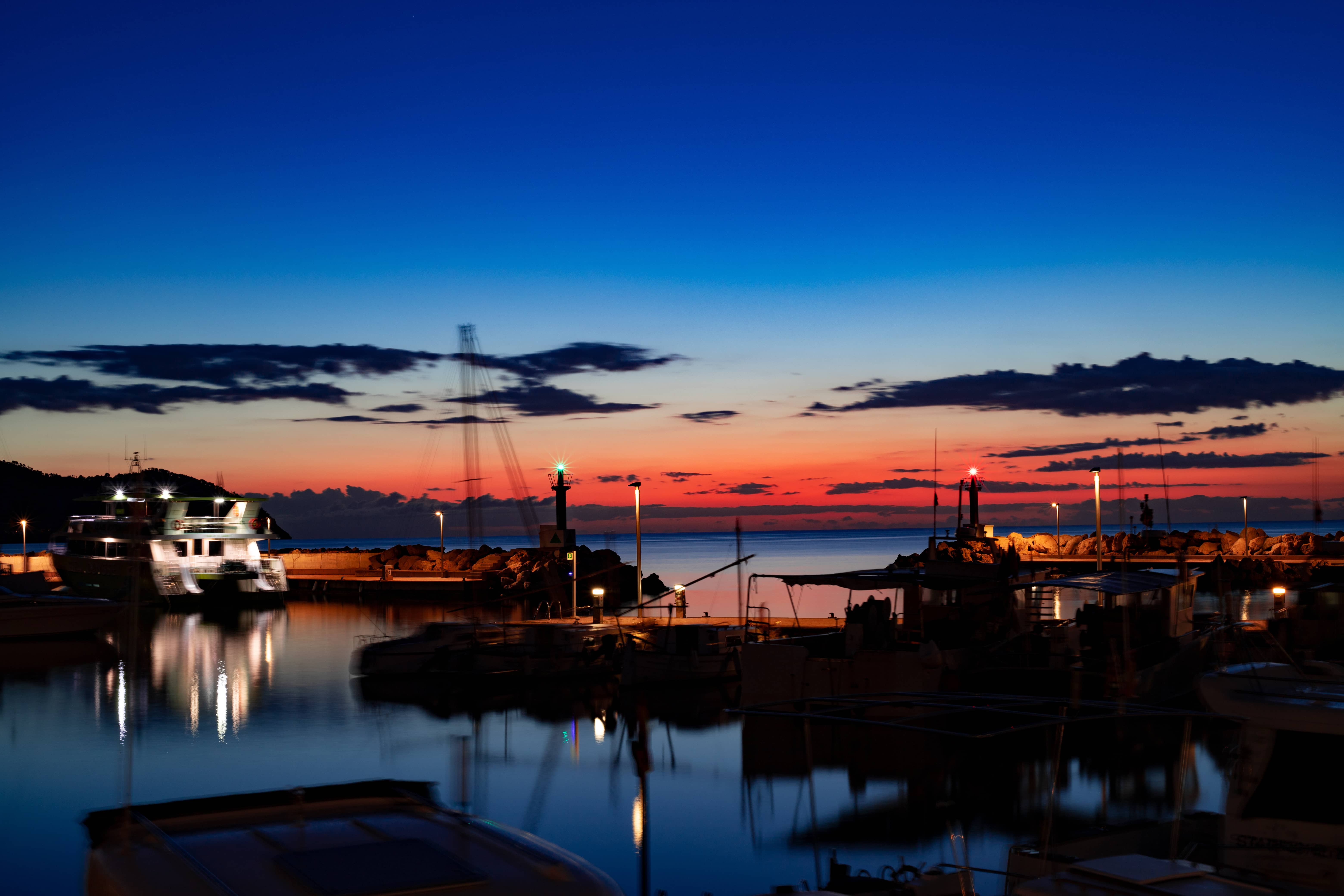 Superbe coucher de soleil sur le port de Cala Bona