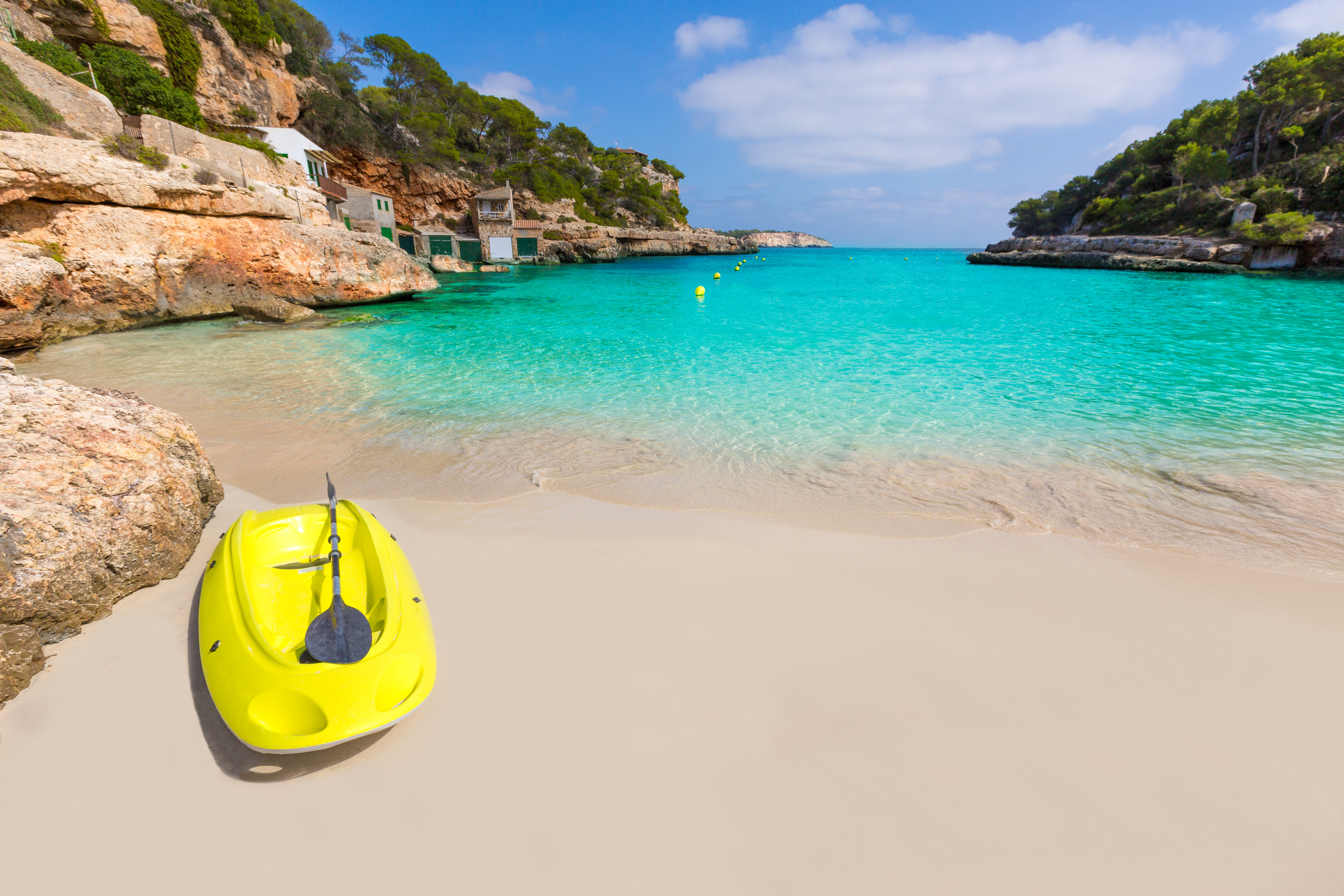 Une crique isolée avec du sable blanc et de l'eau turquoise à Santanyi