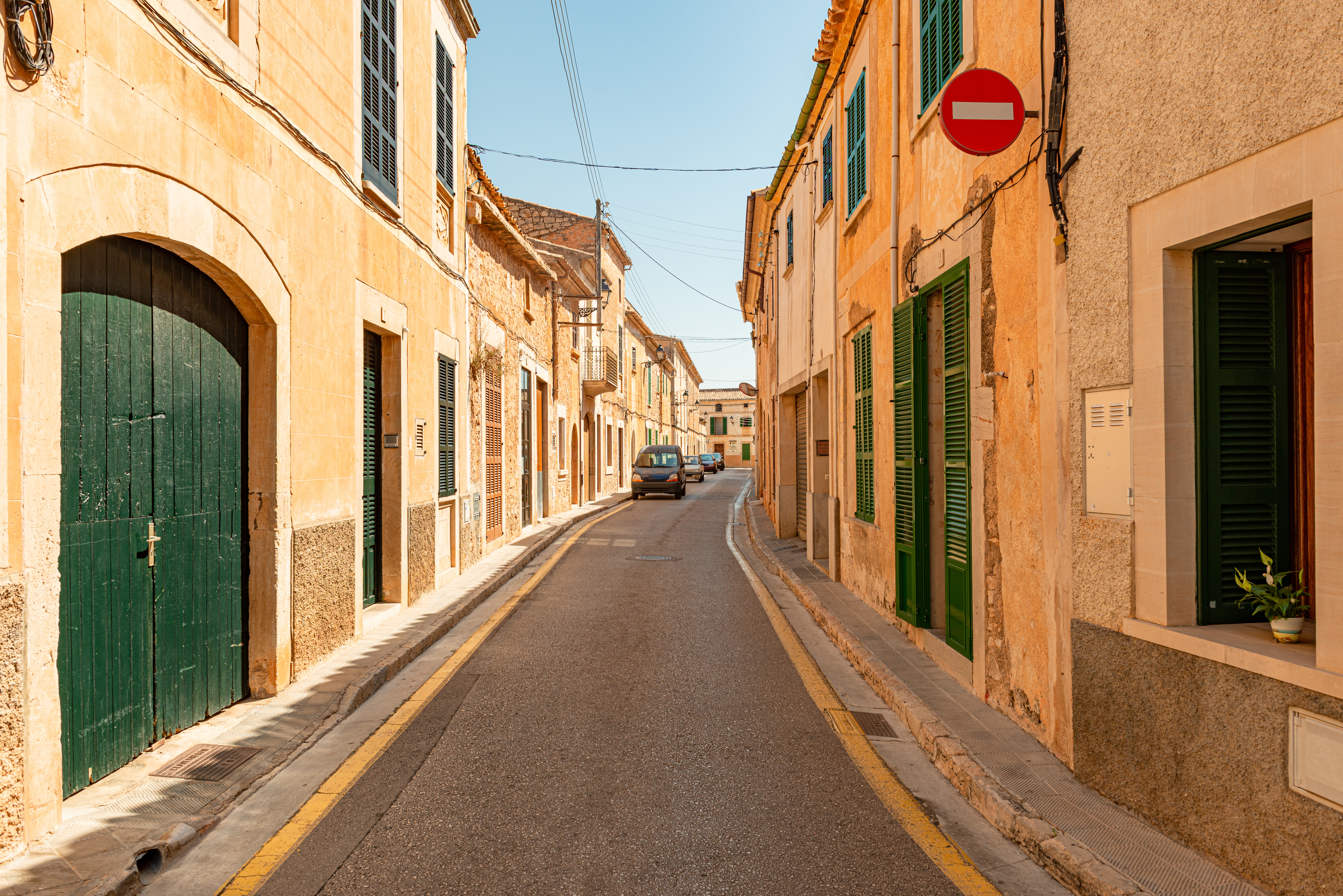 Enge Gasse im beschaulichen Ort Santanyi