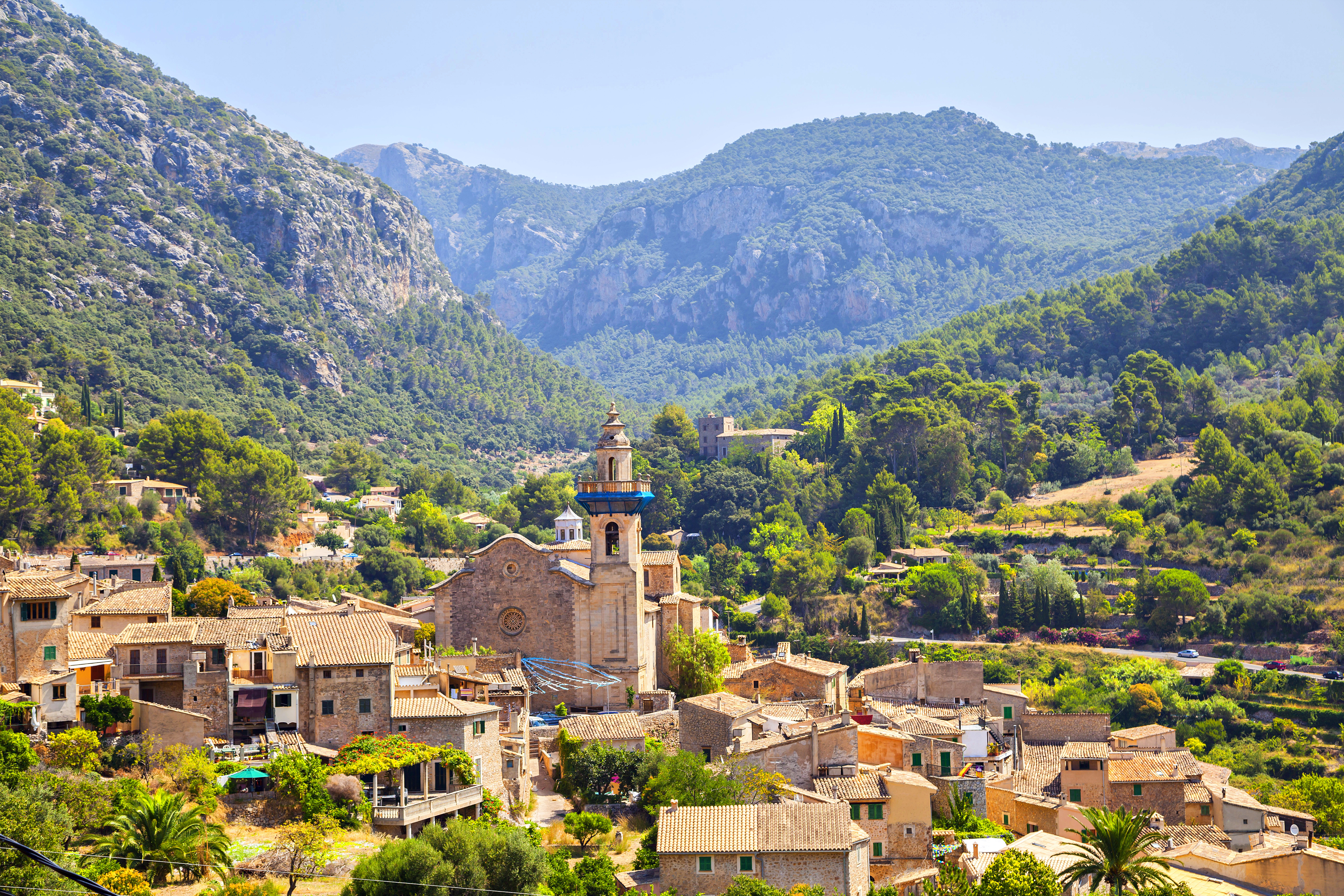 Valldemossa, egy bájos falu 400 méter magasságban, körülvéve a Tramuntana-hegységgel