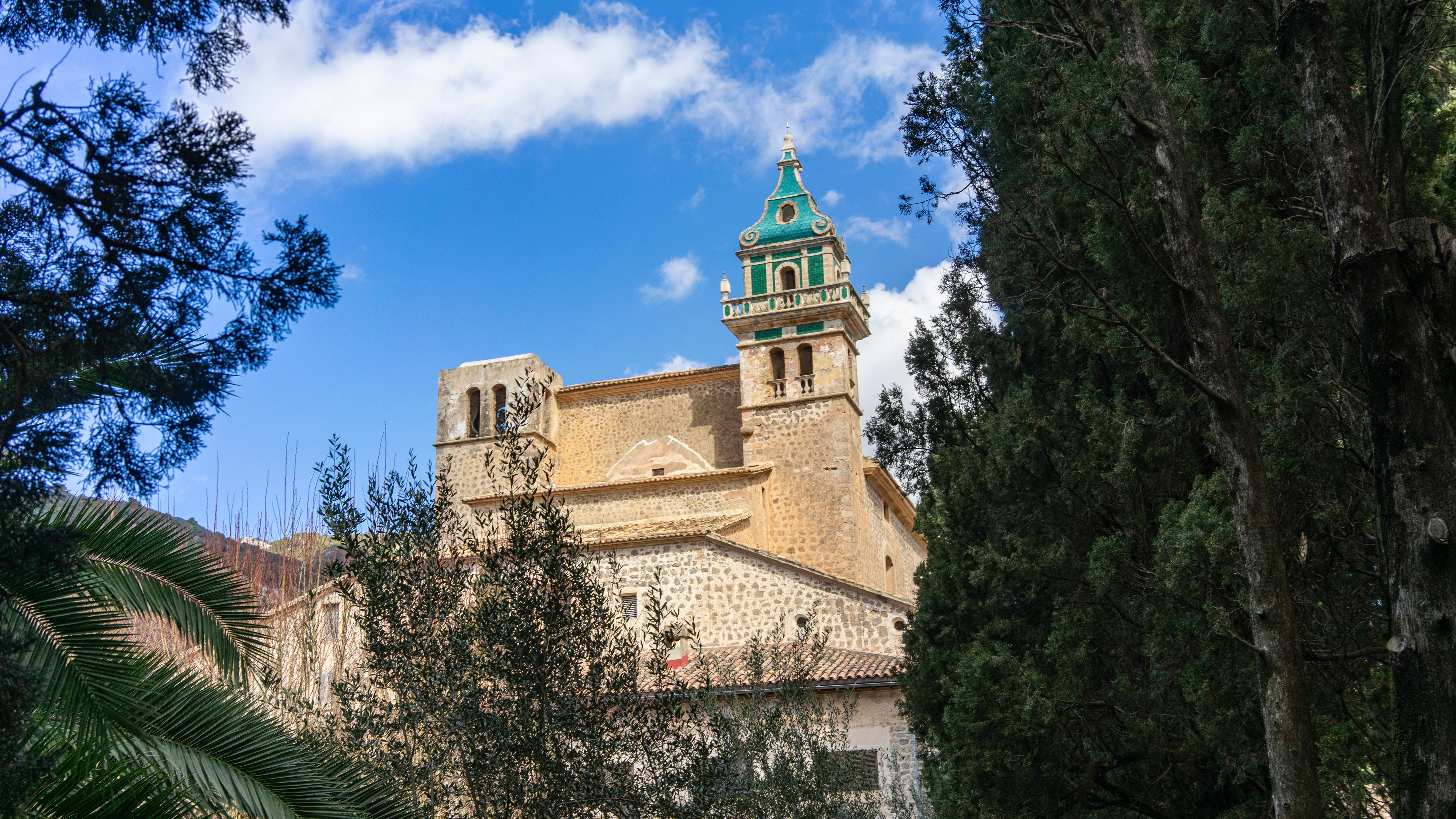 Stary klasztor w Valldemossa otoczony starymi drzewami