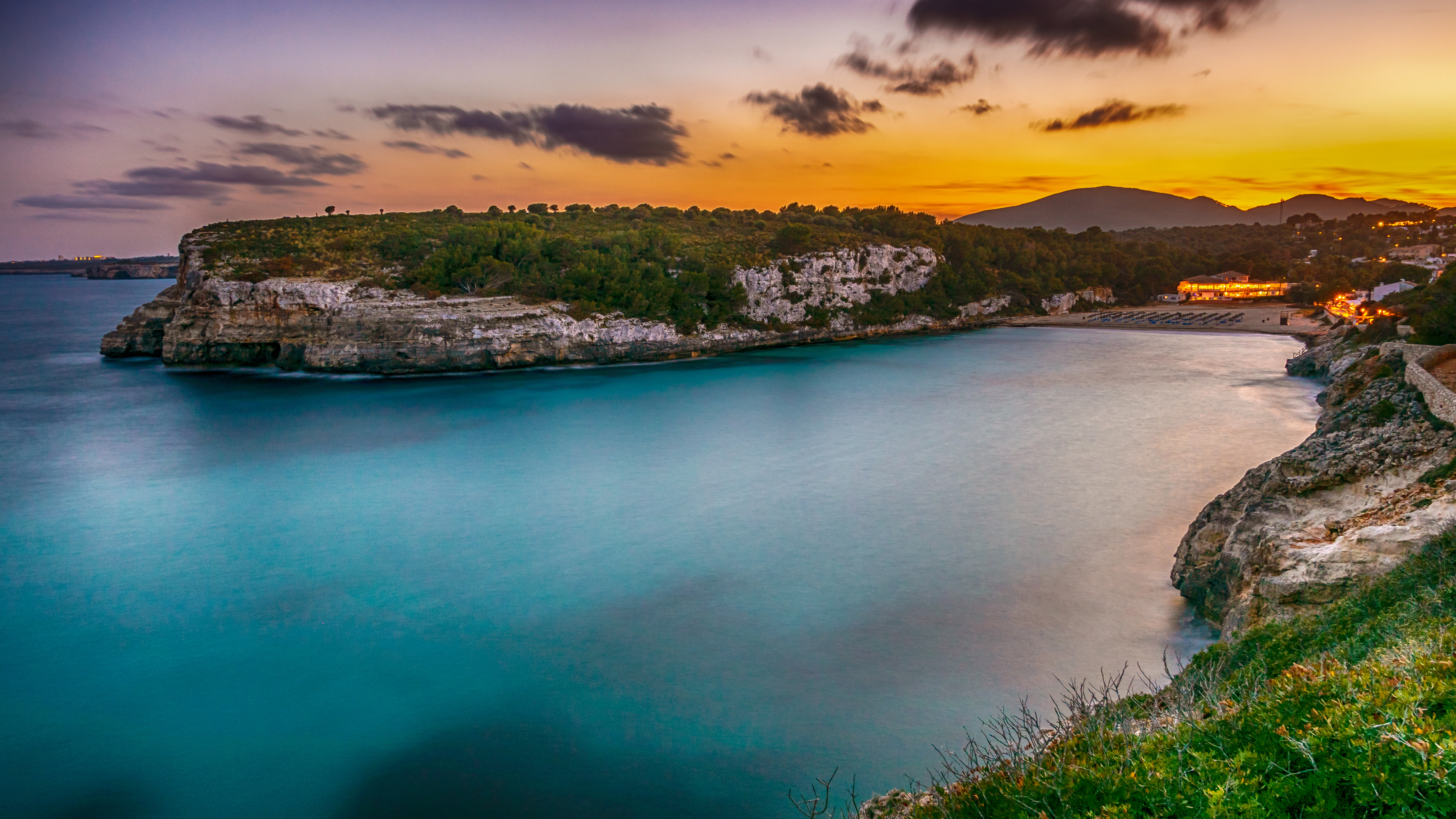 Coucher de soleil aux couleurs éclatantes sur la baie de Cala Mandia