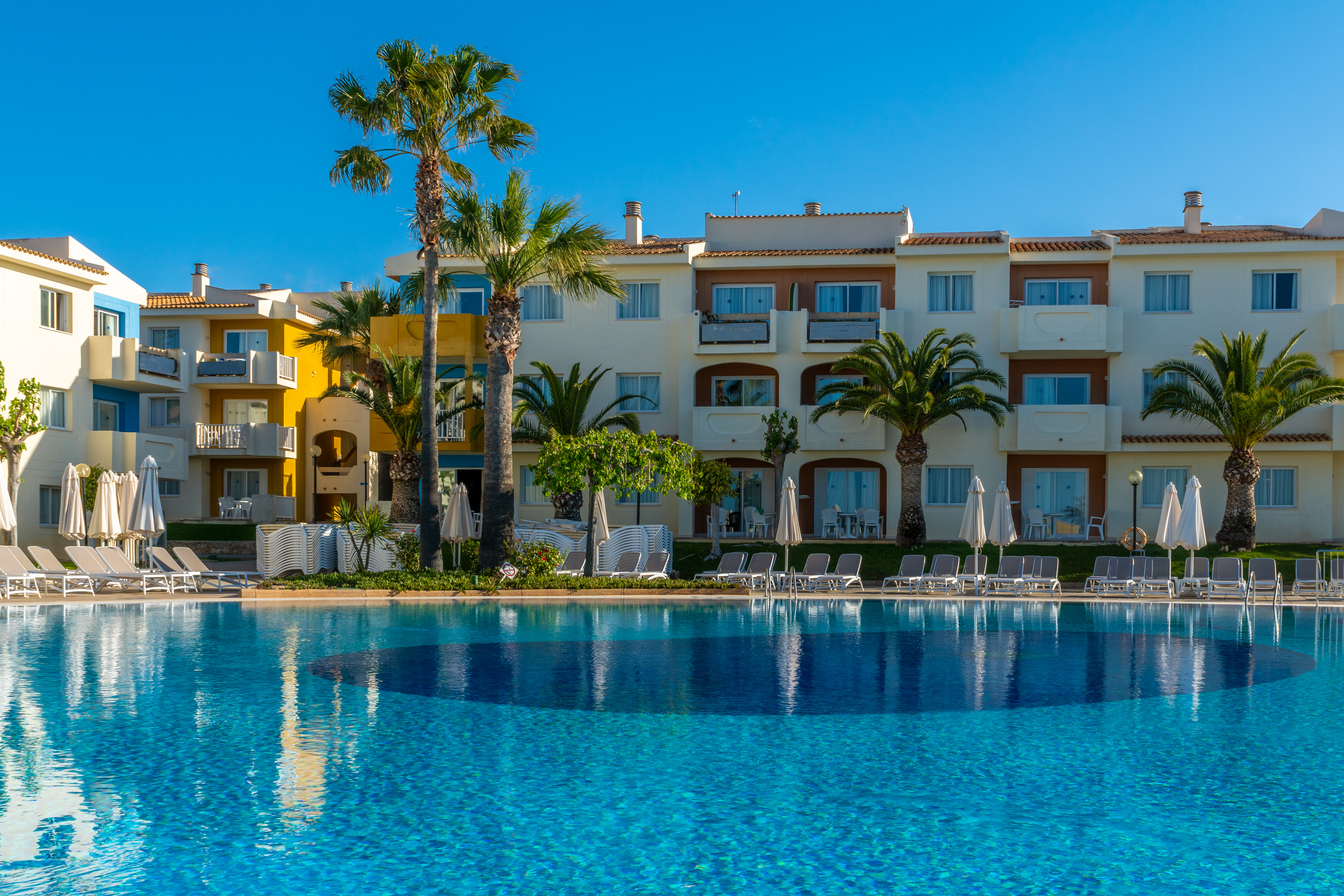 Schöne Hotelanlage mit traumhaften Pool an der Bucht von Cala Mandia