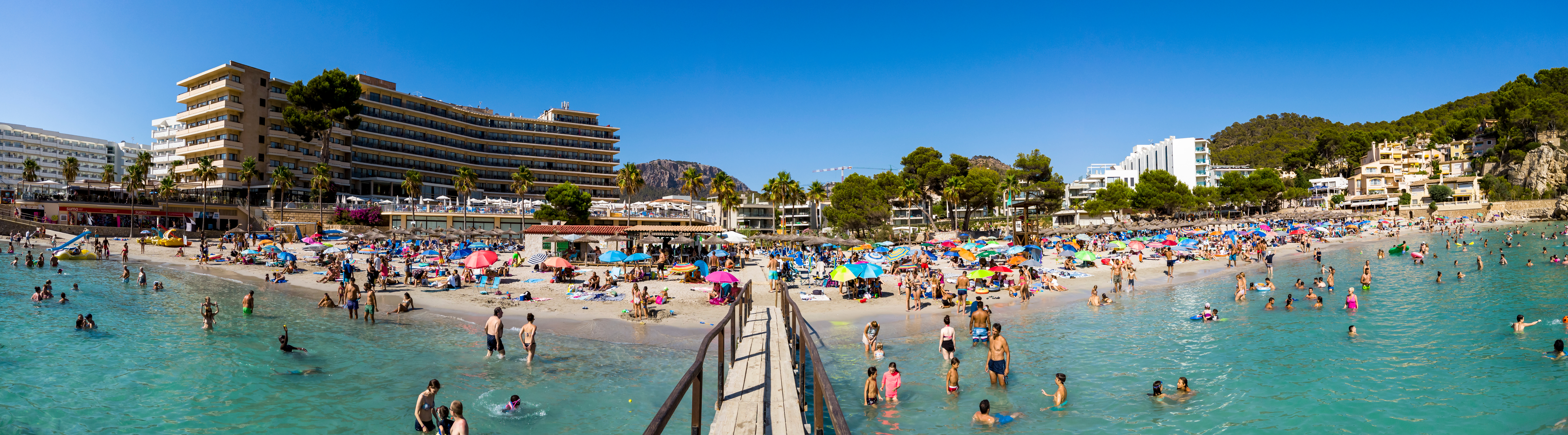 Panoramatický pohled na nádhernou pláž v Camp de Mar