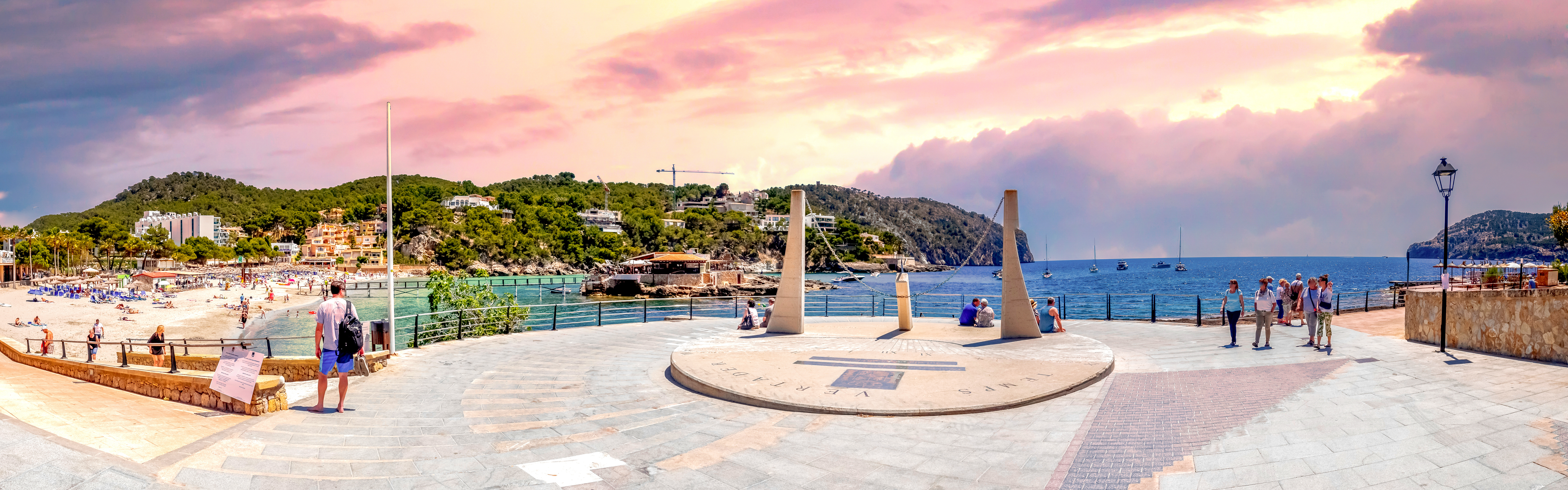 Calçadão de Camp de Mar, com vista para o interior e a praia