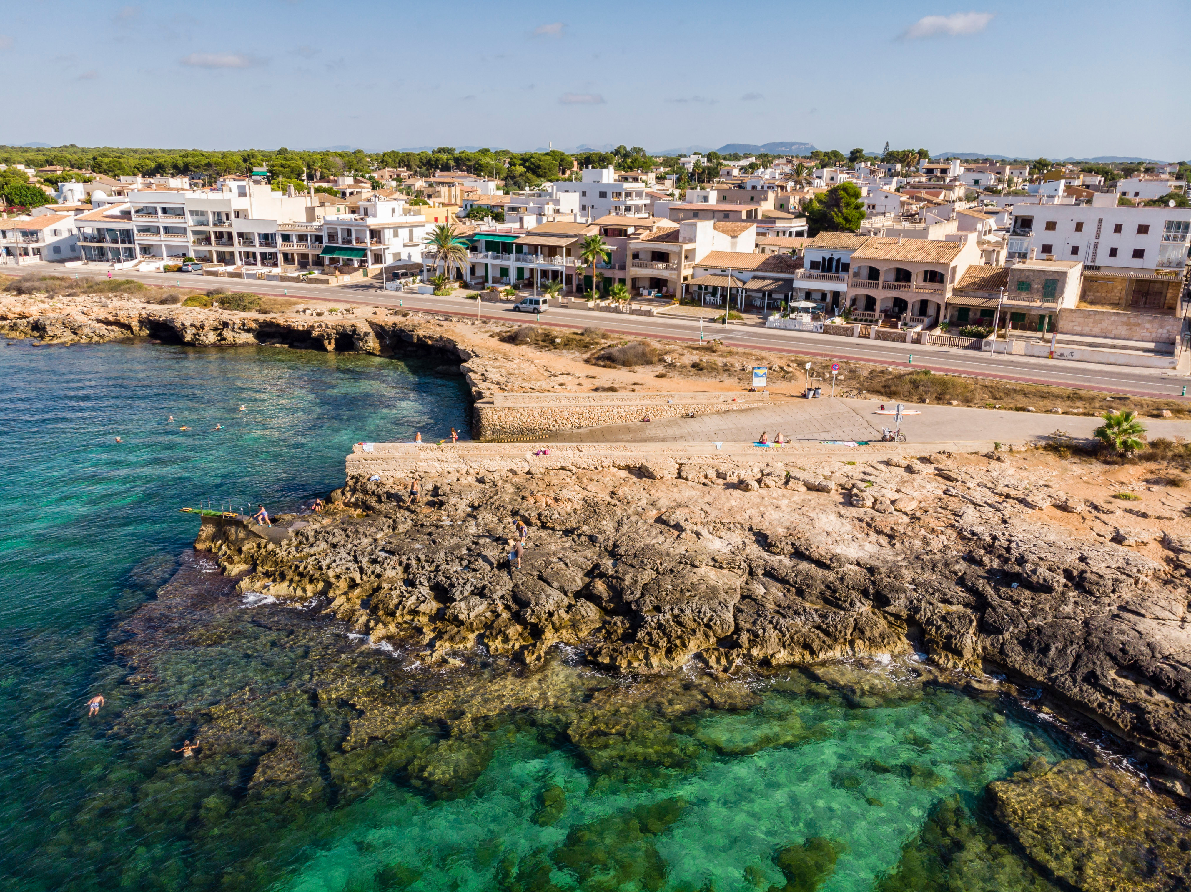 Vue aérienne des maisons le long de la côte de Sa Rapita